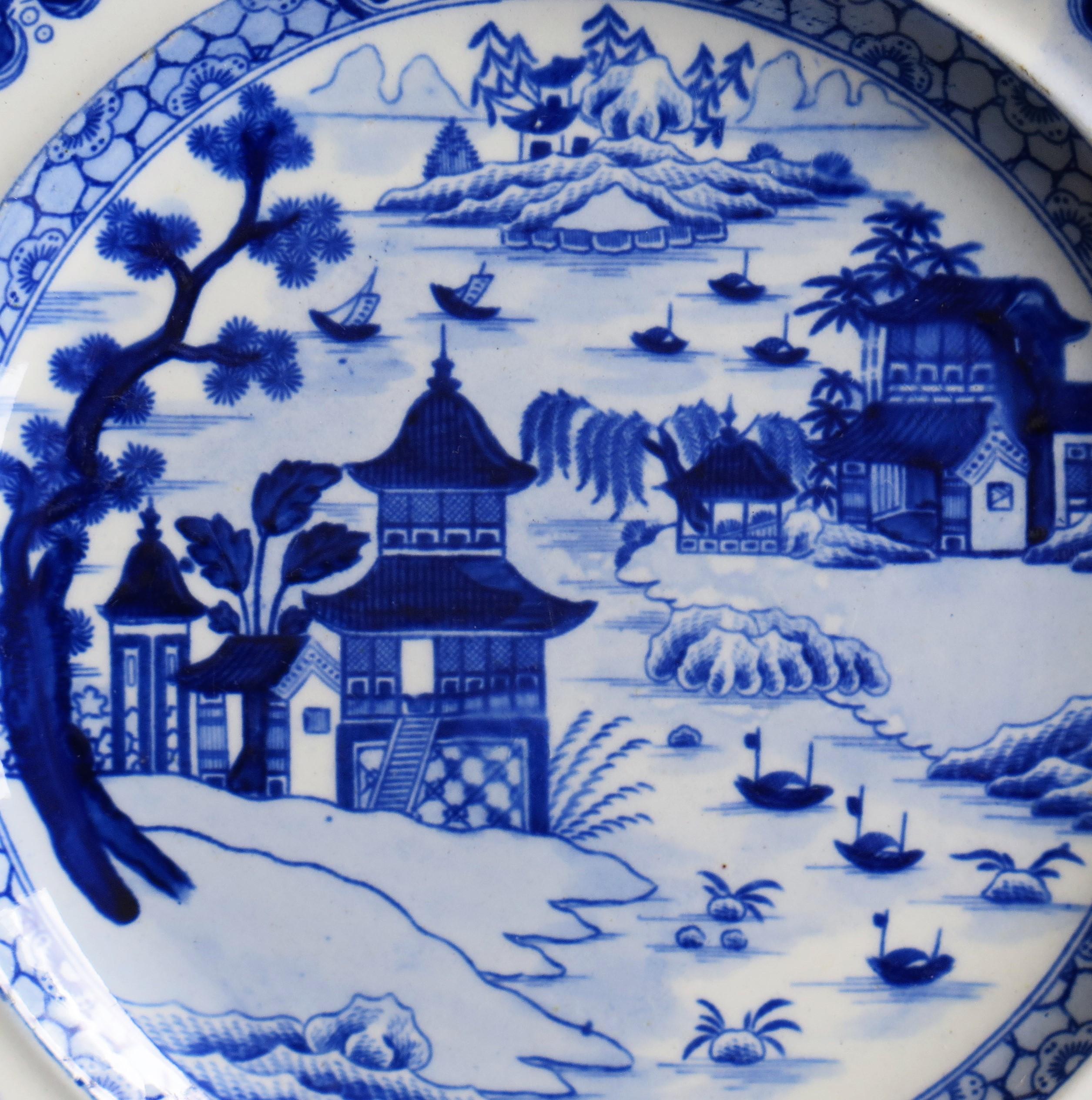 Piatto da pranzo in ceramica perlata dell'inizio del XIX secolo, blu e bianco, Staffordshire in vendita 1