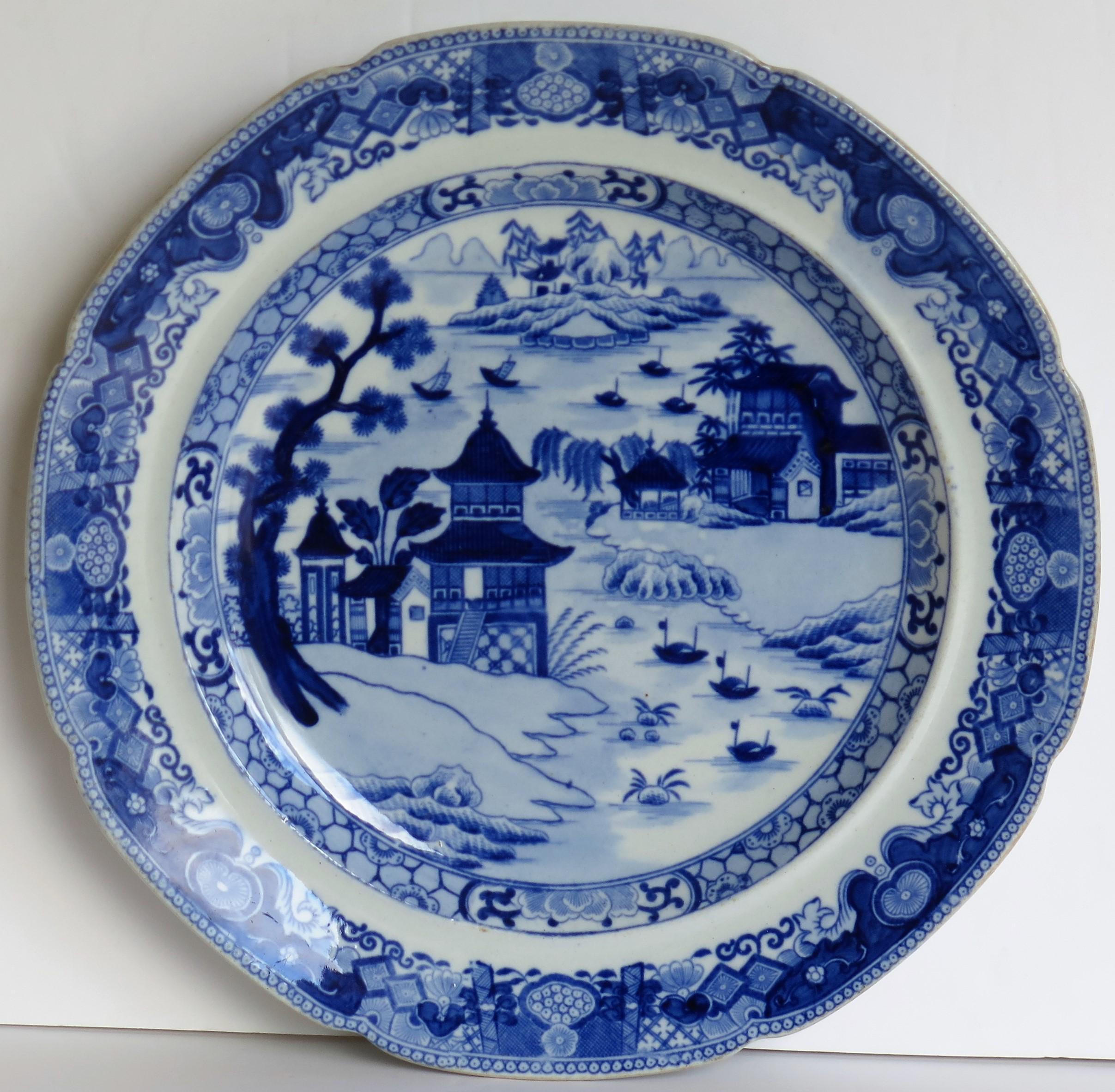 Chinoiseries Assiette à dîner en faïence bleue et blanche du début du 19e siècle, Staffordshire en vente