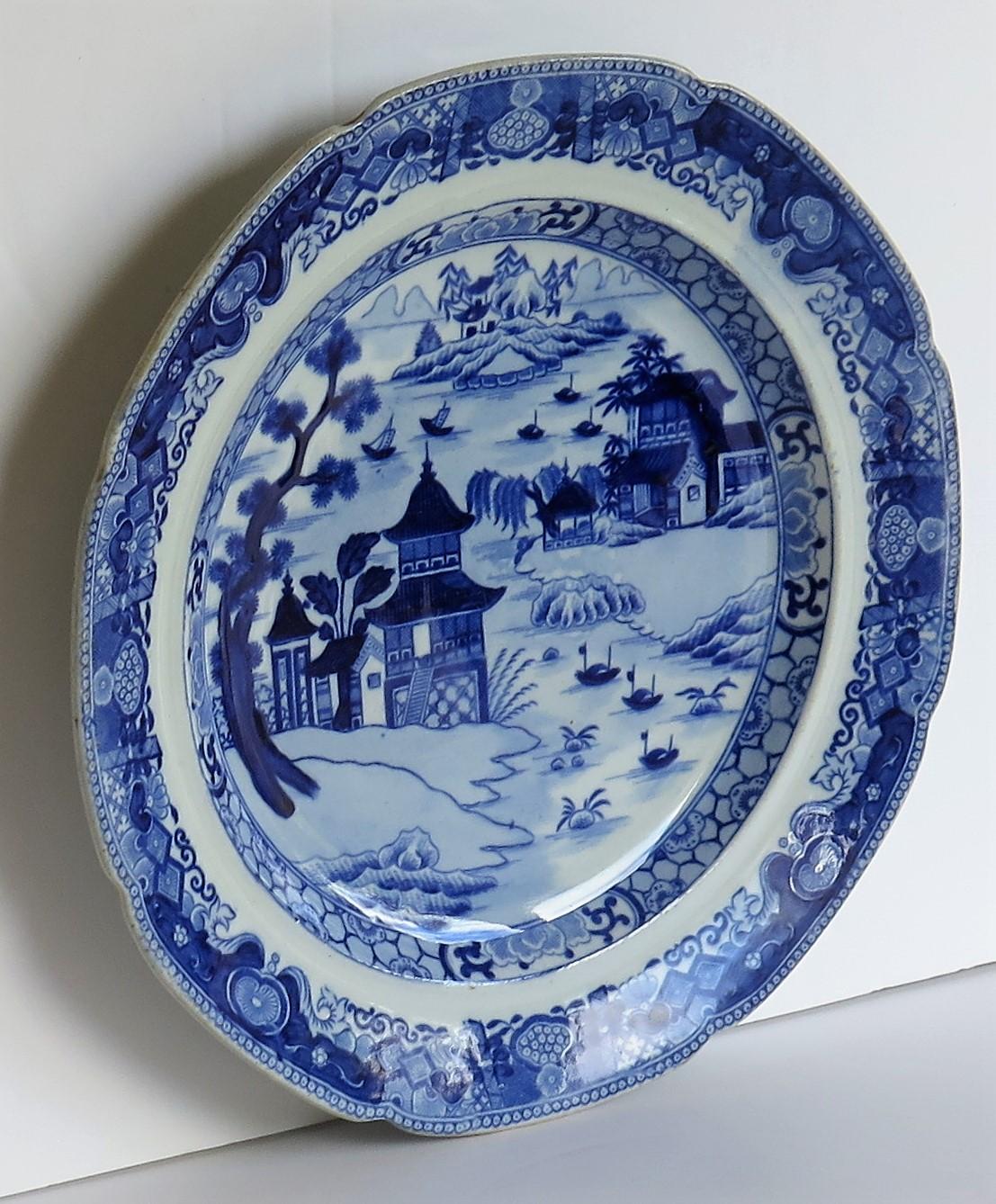 Vernissé Assiette à dîner en faïence bleue et blanche du début du 19e siècle, Staffordshire en vente