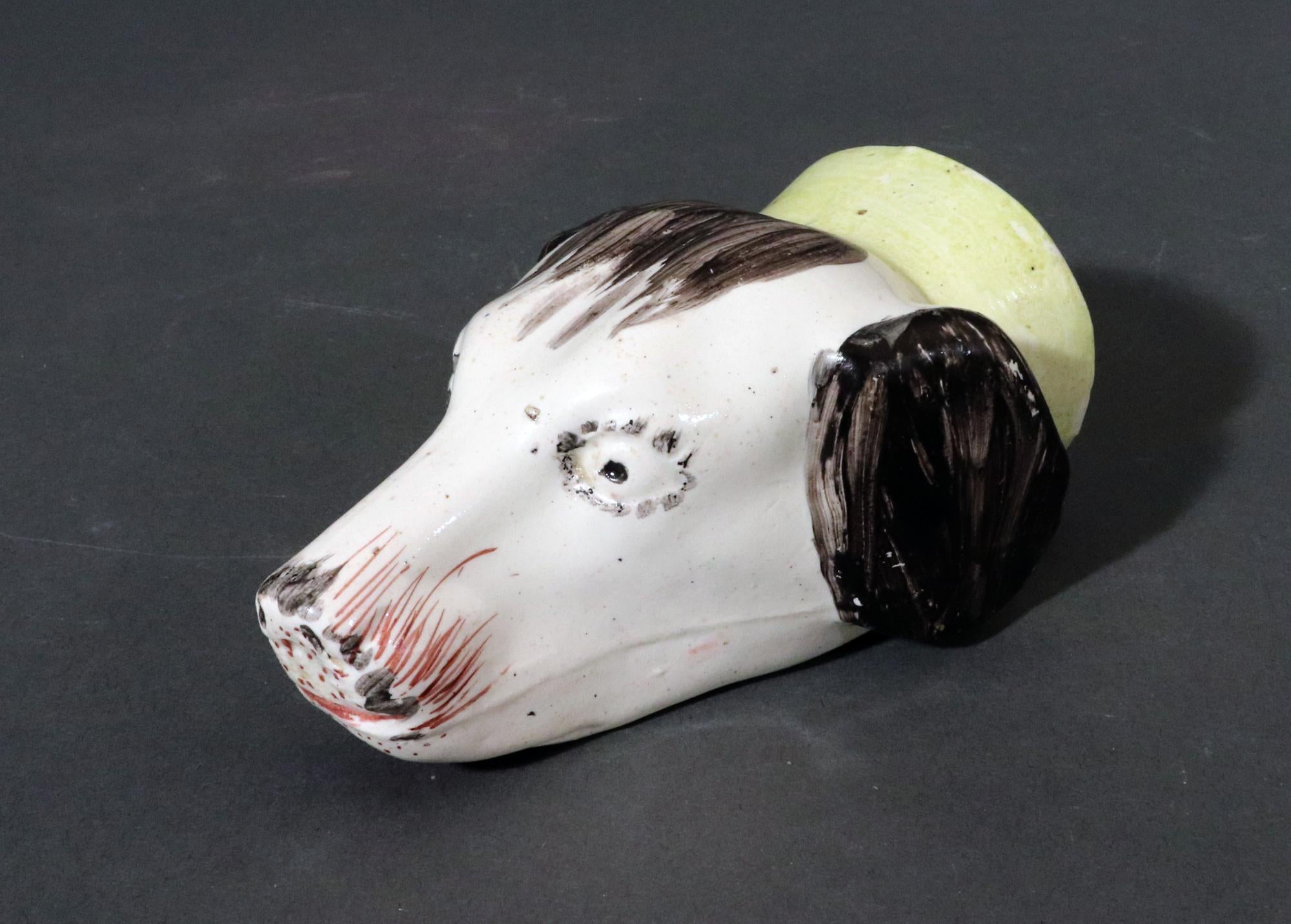 Frühes 19. Jahrhundert Perlware Keramik Steigbügel Becher eines Hundes (Regency) im Angebot
