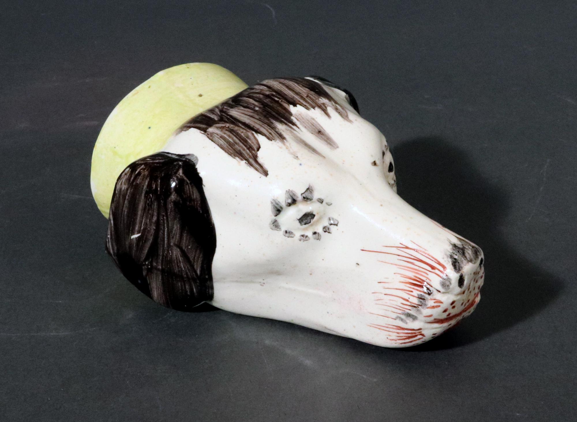 Frühes 19. Jahrhundert Perlware Keramik Steigbügel Becher eines Hundes (Englisch) im Angebot