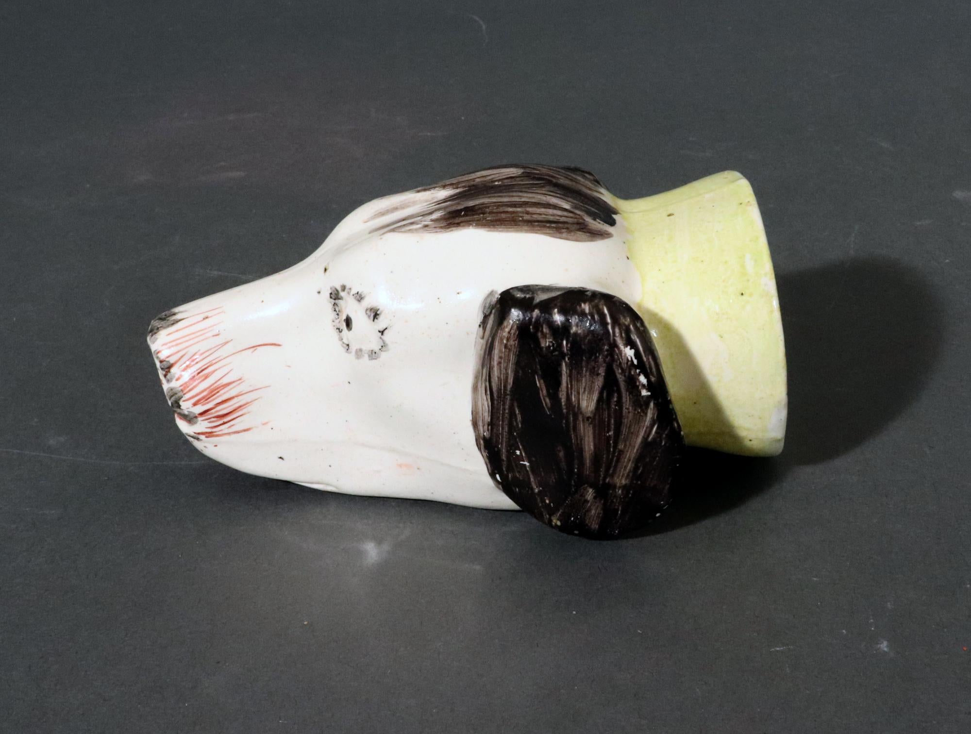 Frühes 19. Jahrhundert Perlware Keramik Steigbügel Becher eines Hundes (Perlenware) im Angebot
