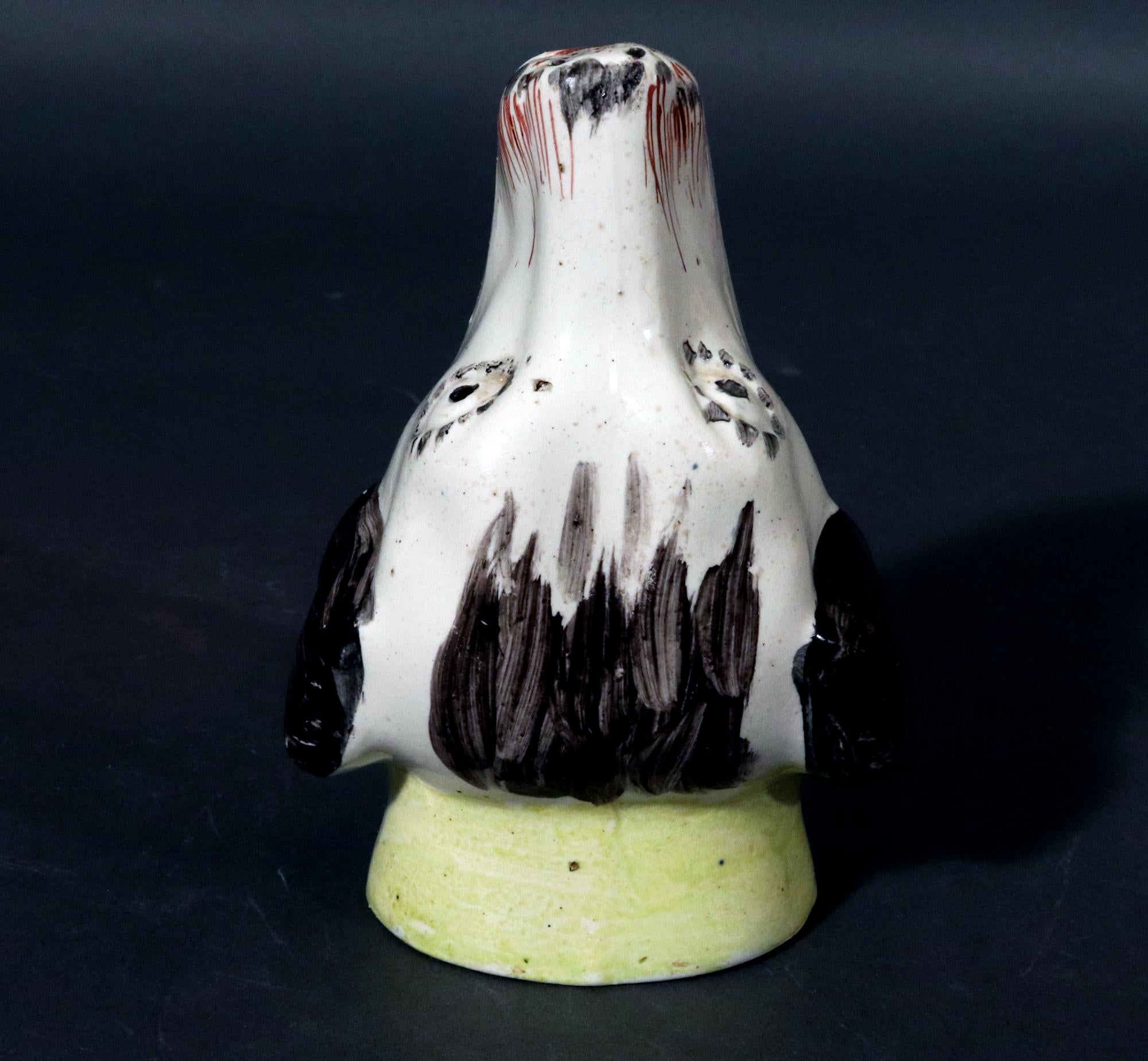 Frühes 19. Jahrhundert Perlware Keramik Steigbügel Becher eines Hundes im Angebot 1