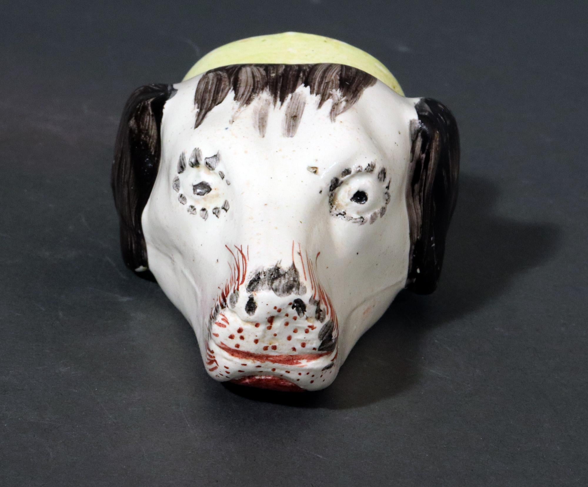 Frühes 19. Jahrhundert Perlware Keramik Steigbügel Becher eines Hundes im Angebot 3