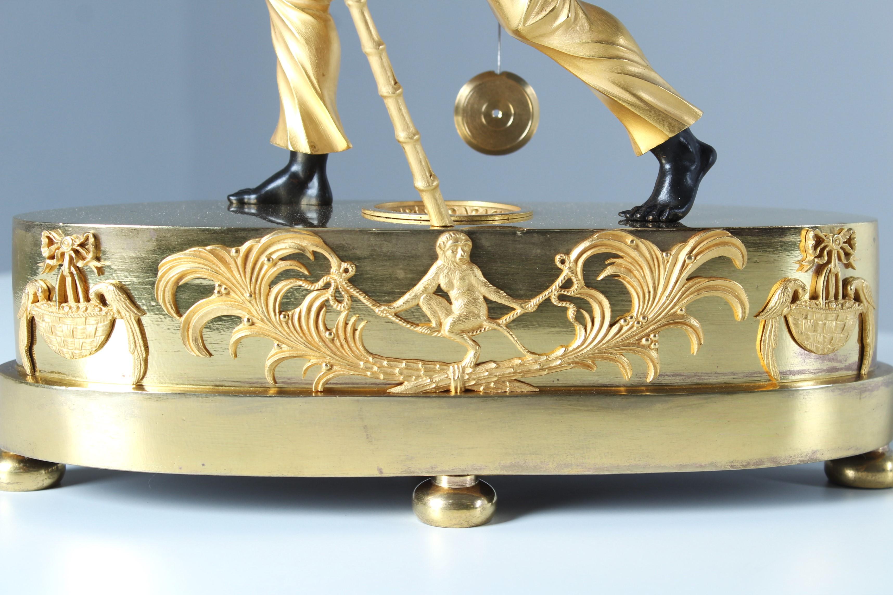 Début du 19e siècle Pendule Portefaix, bronze doré au feu, Empire, Circa 1810 6