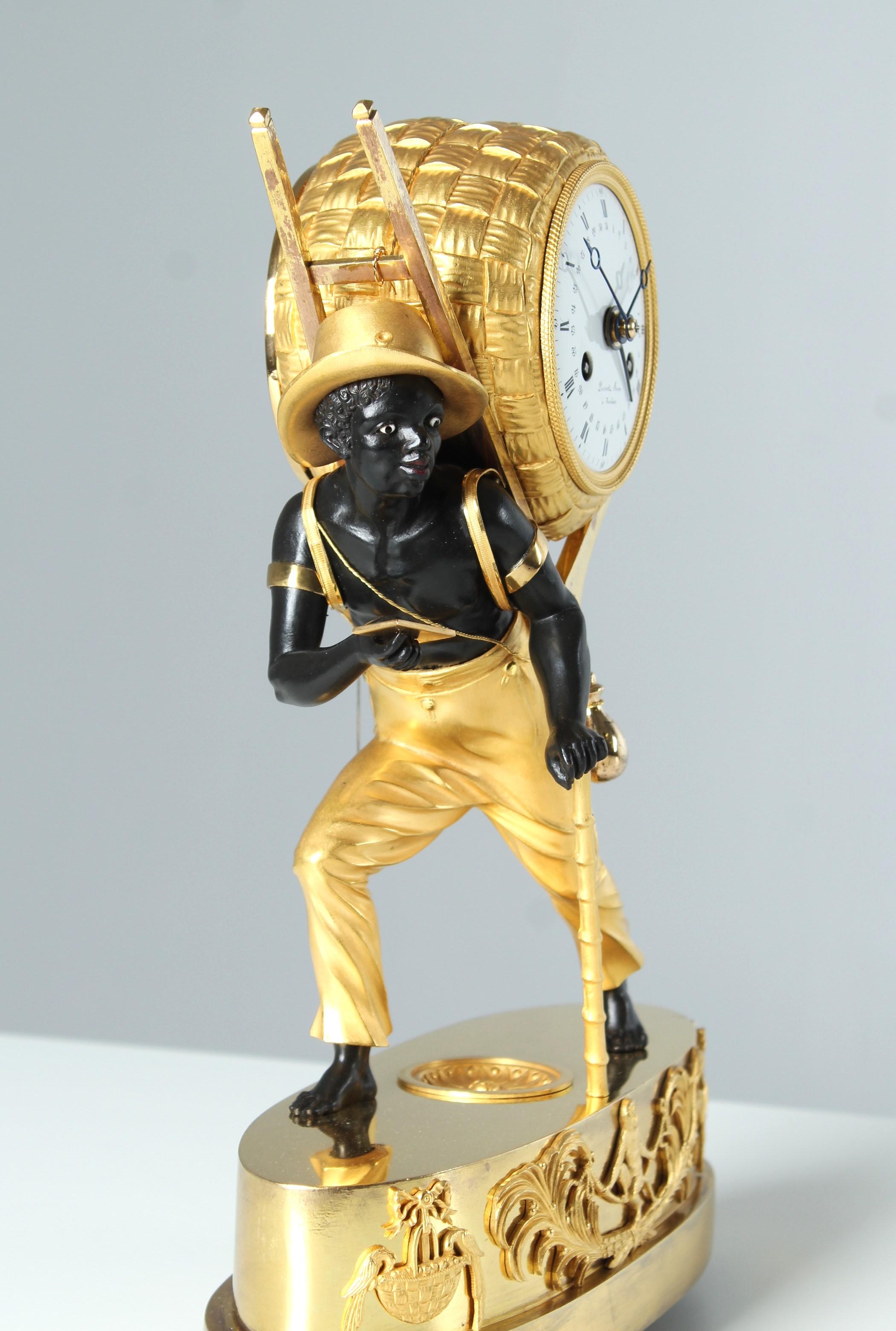 Français Début du 19e siècle Pendule Portefaix, bronze doré au feu, Empire, Circa 1810