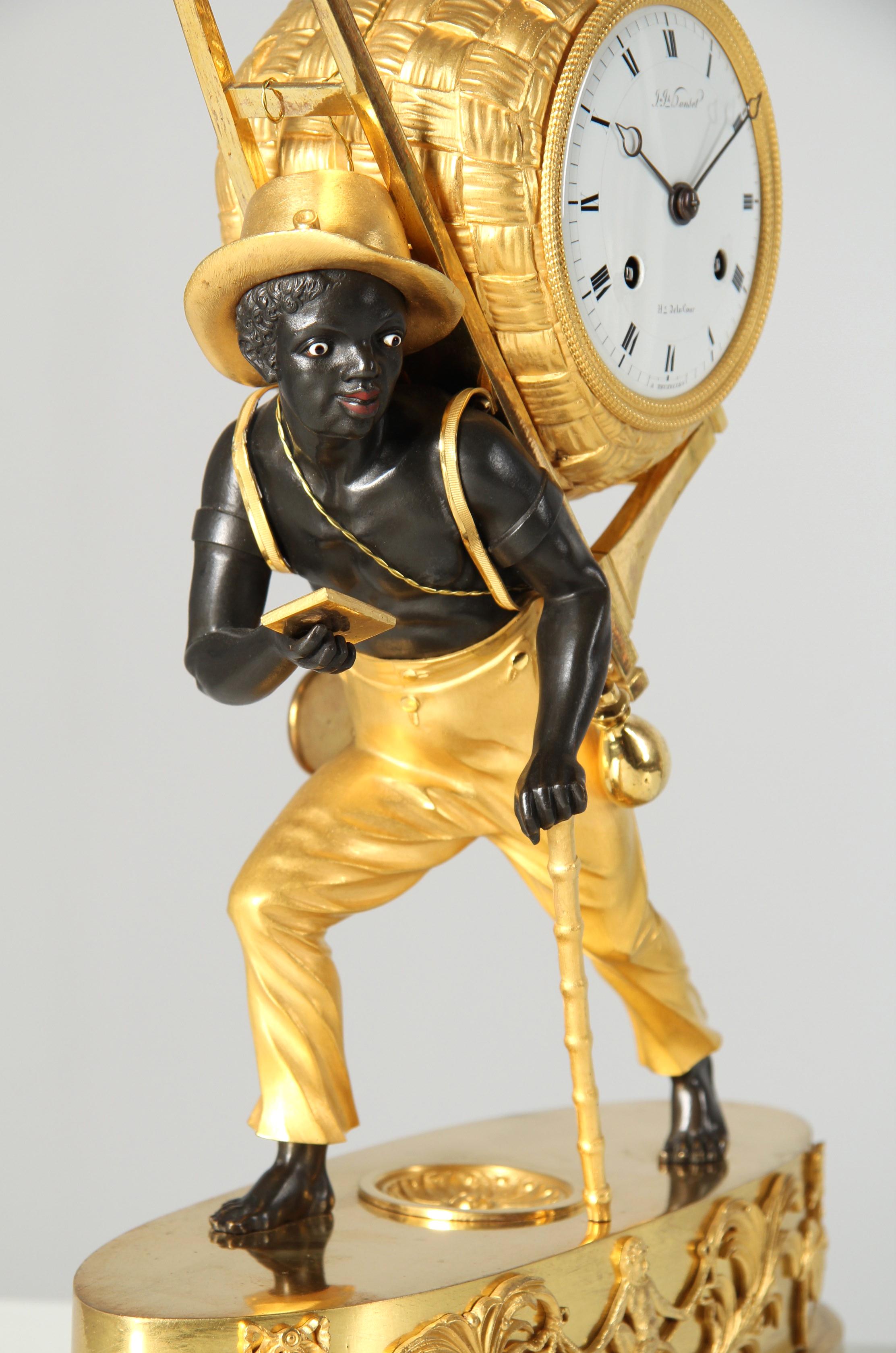 Empire Pendule Portefaix

Paris, Brussels
Bronze, enamel
Empire around 1810

Dimensions: H x W x D: 36 x 28 x 11 cm

Description:
Beautiful, fire-gilded and patinated bronze mantel clock from the early 19th century. It depicts a young man carrying a