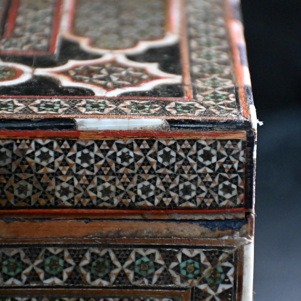 Boîte en bois perse du début du XIXe siècle en vente 9