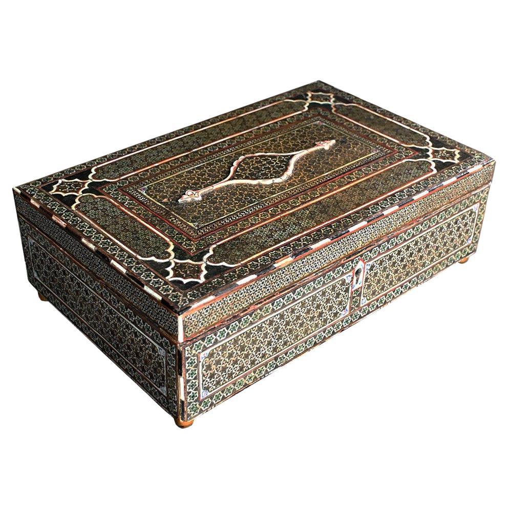 Boîte en bois perse du début du XIXe siècle