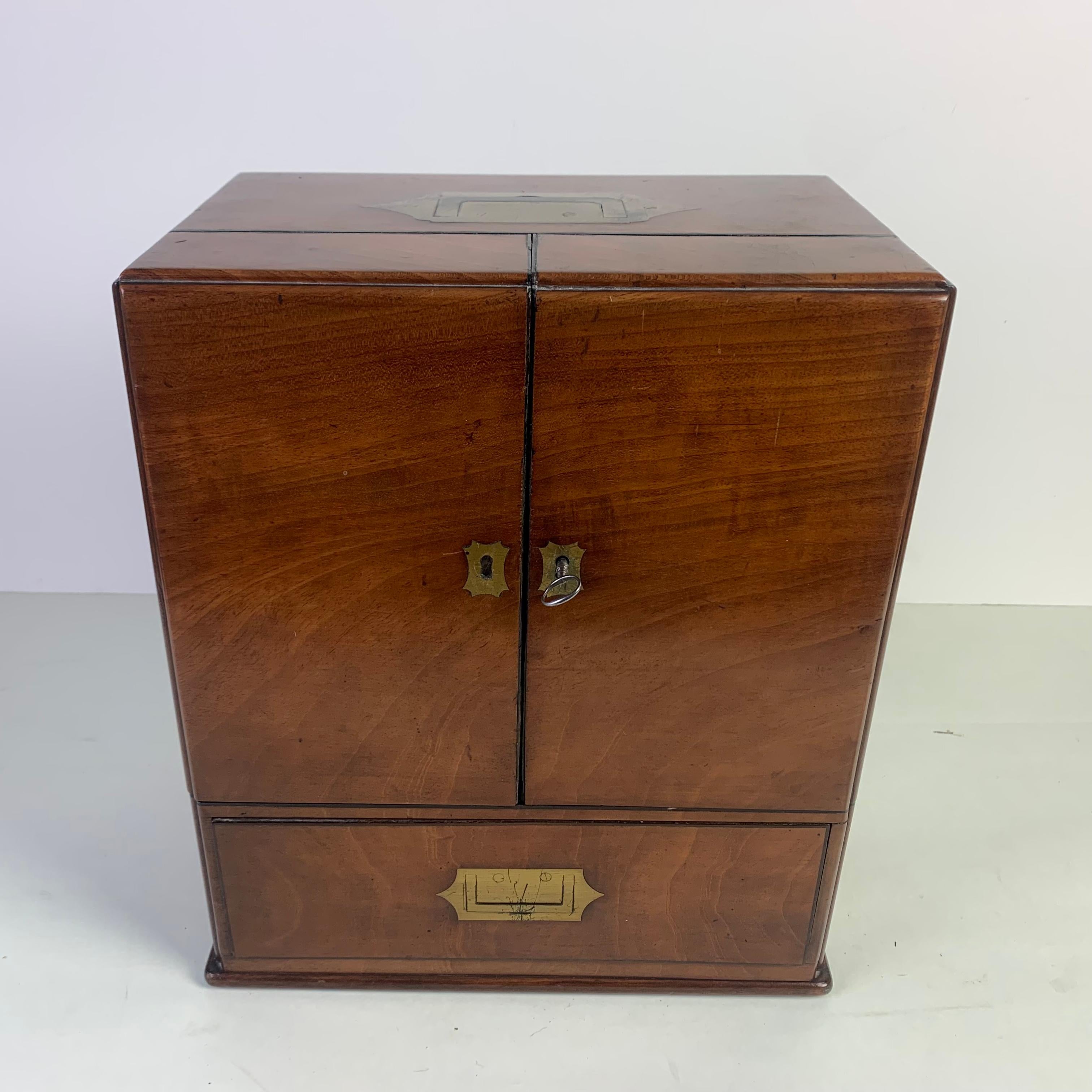 Early 19th Century Physician's Apothecary/Medecine Box In Good Condition In Folkestone, GB