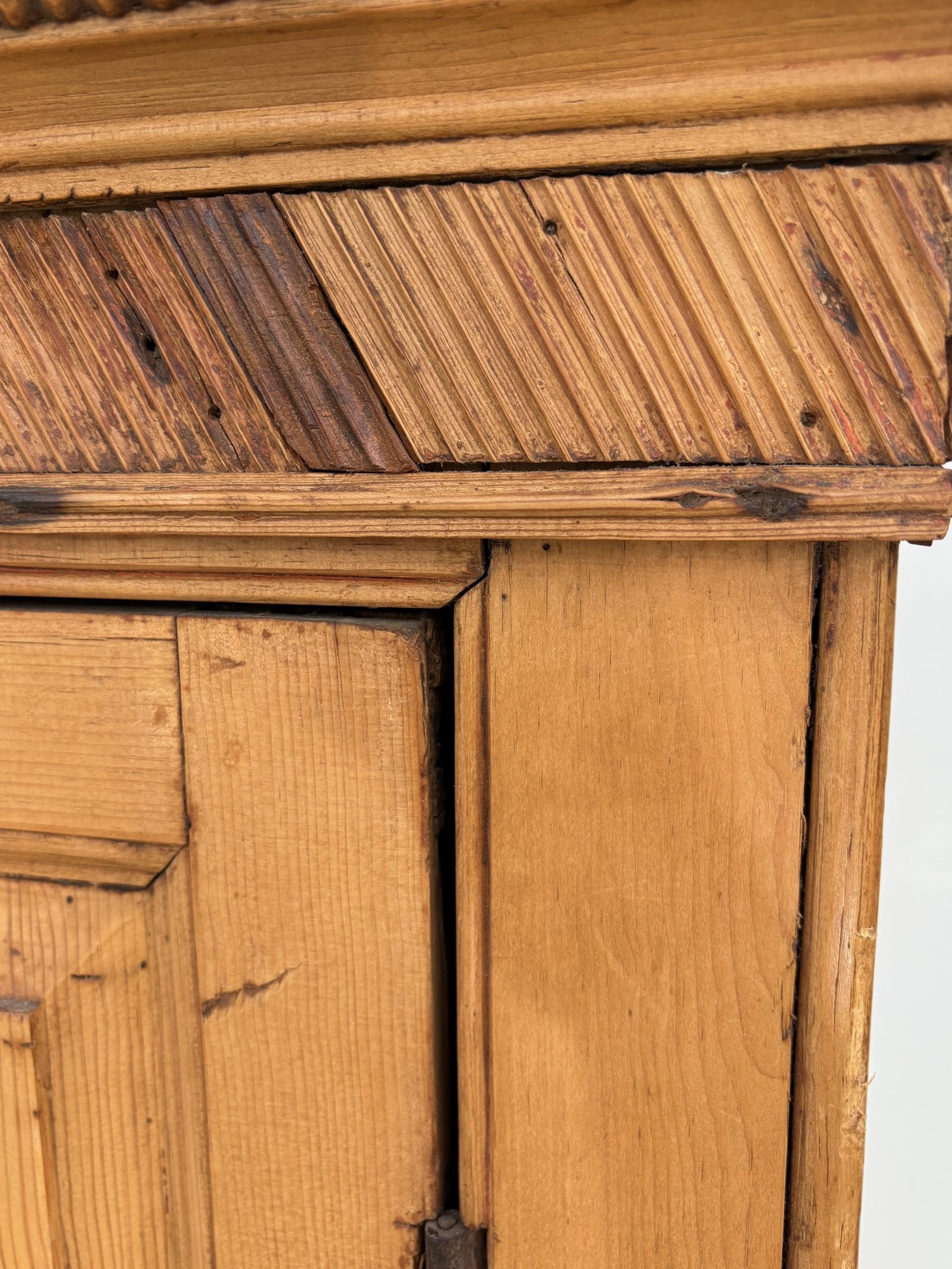 

	

Un armadio per la biancheria in pino francese.  In campo (sollevato)  porte a pannello. Cornice decorata e 4 cassetti sottostanti. Il pezzo poggia su piedi a staffa. Cerniere originali in ferro, ferramenta sostituita.  Resti di vecchia vernice