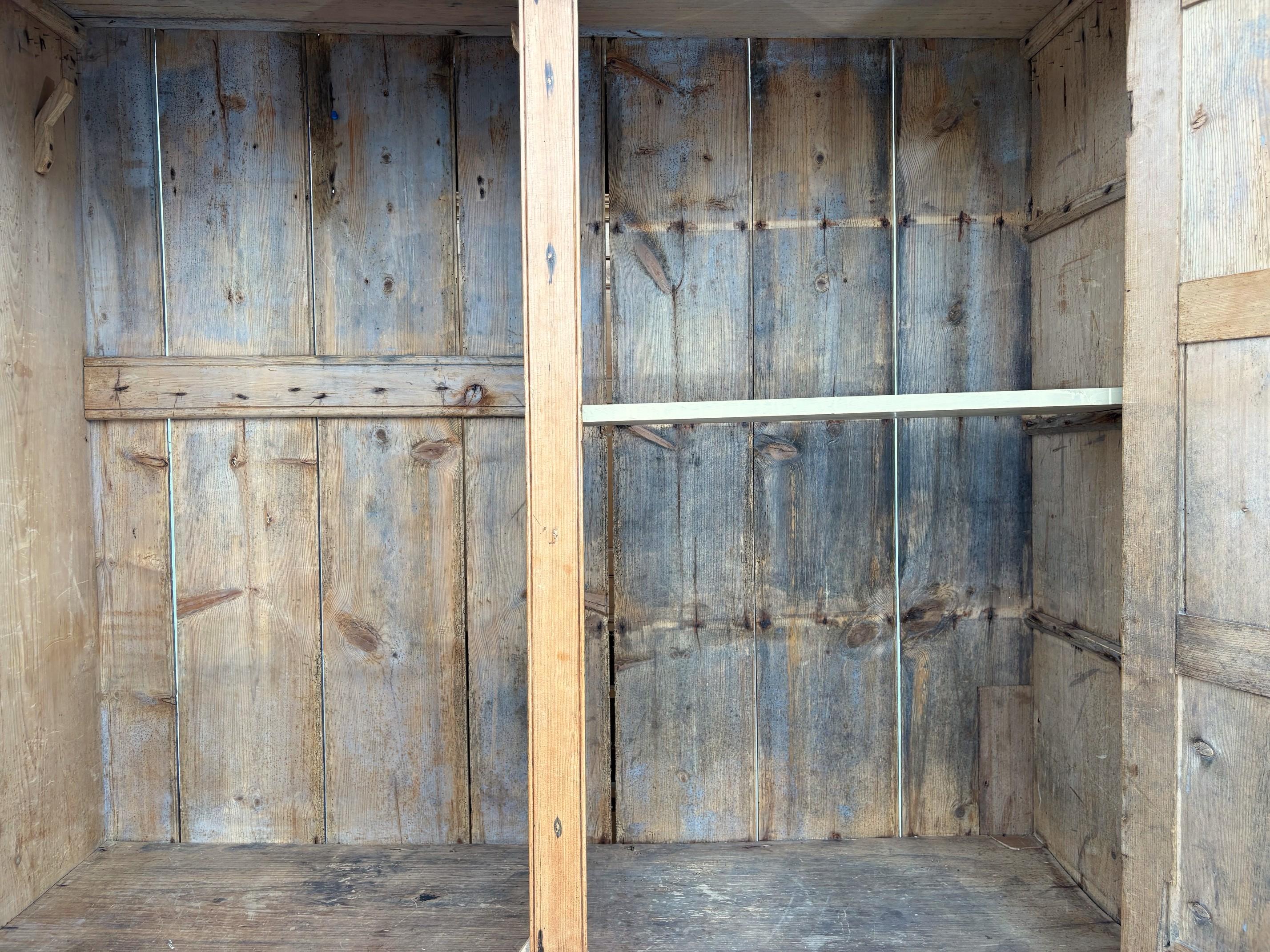 Pino Armadio in pino dei primi del XIX secolo in vendita