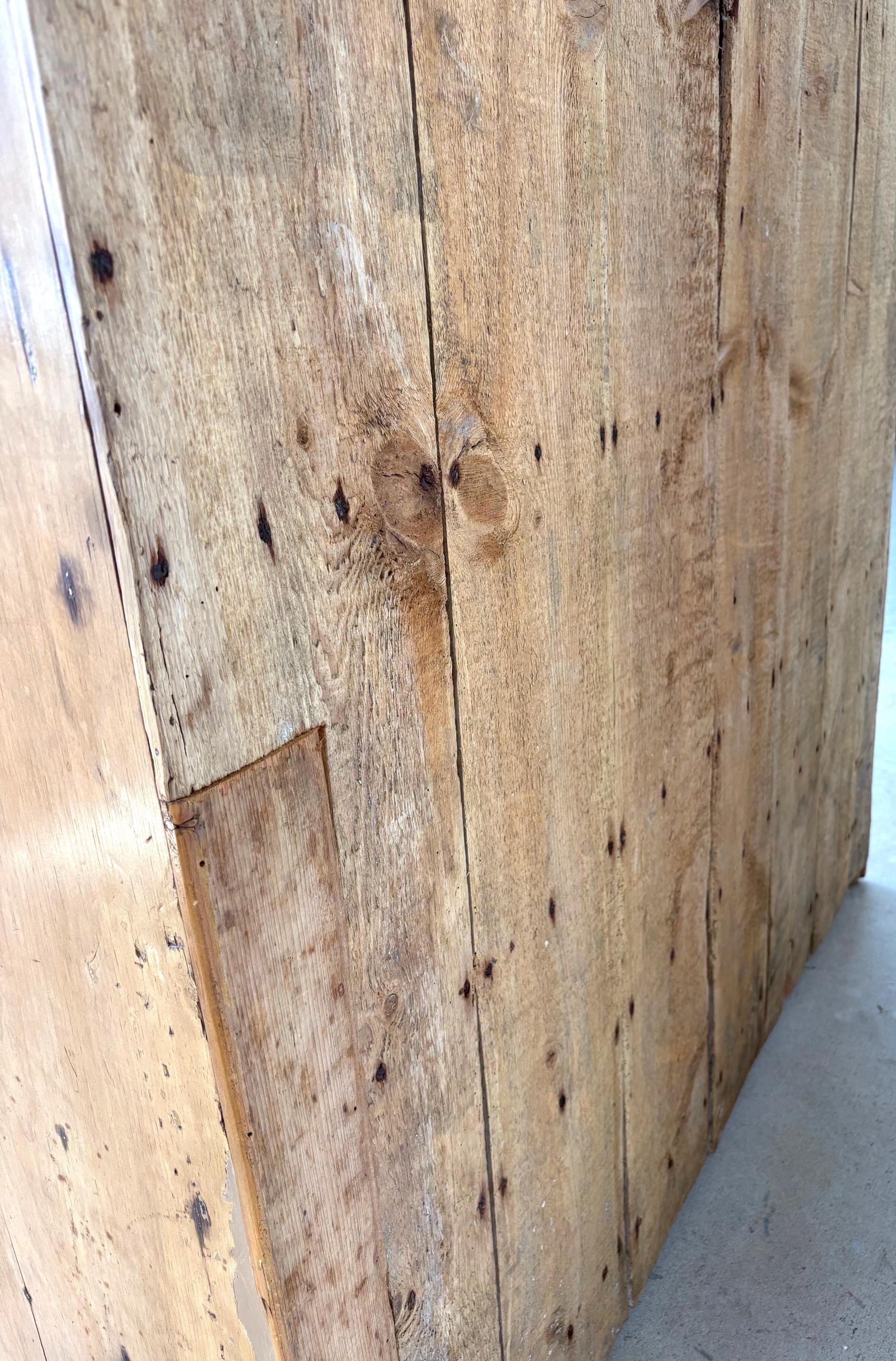 Armadio in pino dei primi del XIX secolo in vendita 2