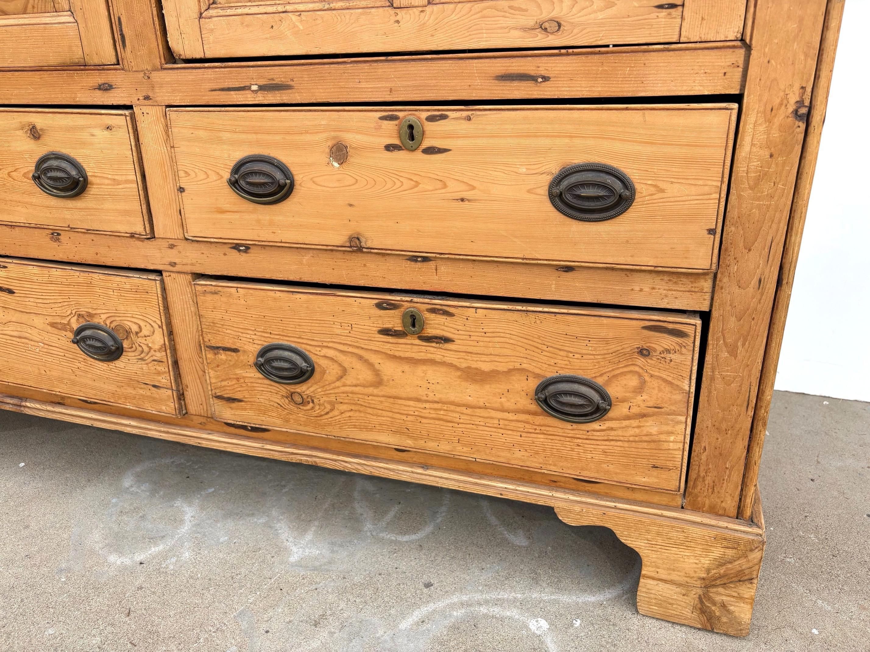 Armadio in pino dei primi del XIX secolo in vendita 3