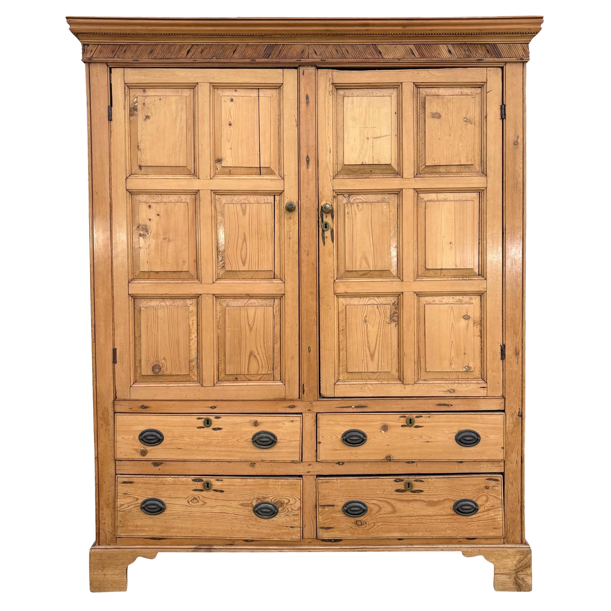 Armadio in pino dei primi del XIX secolo in vendita