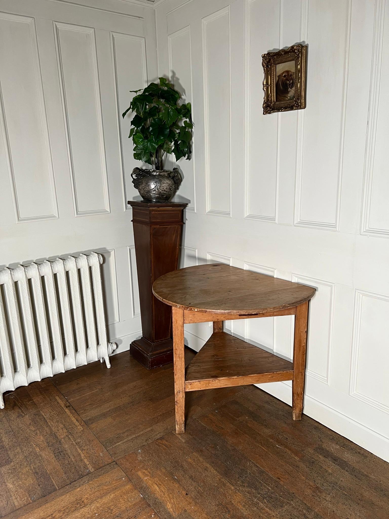 Early 19th Century Pine Cricket Table    In Distressed Condition In Warrington, GB