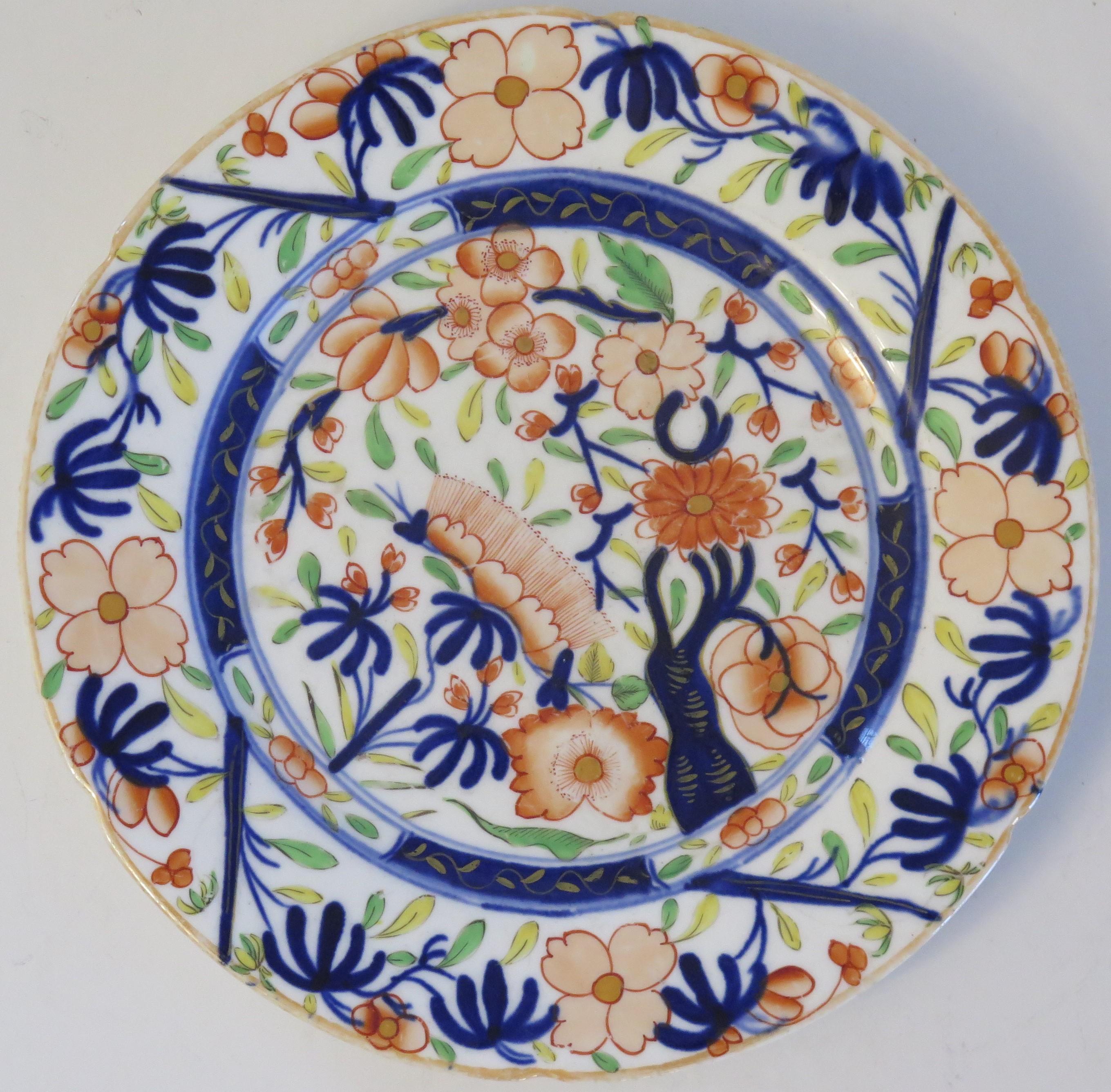 Il s'agit d'une assiette ou d'un plat à dessert en porcelaine du début du 19e siècle avec un bord ondulé moulé, fabriqué par l'une des poteries anglaises de qualité du Staffordshire et datant de la période George 111, entre 1820 et 1830