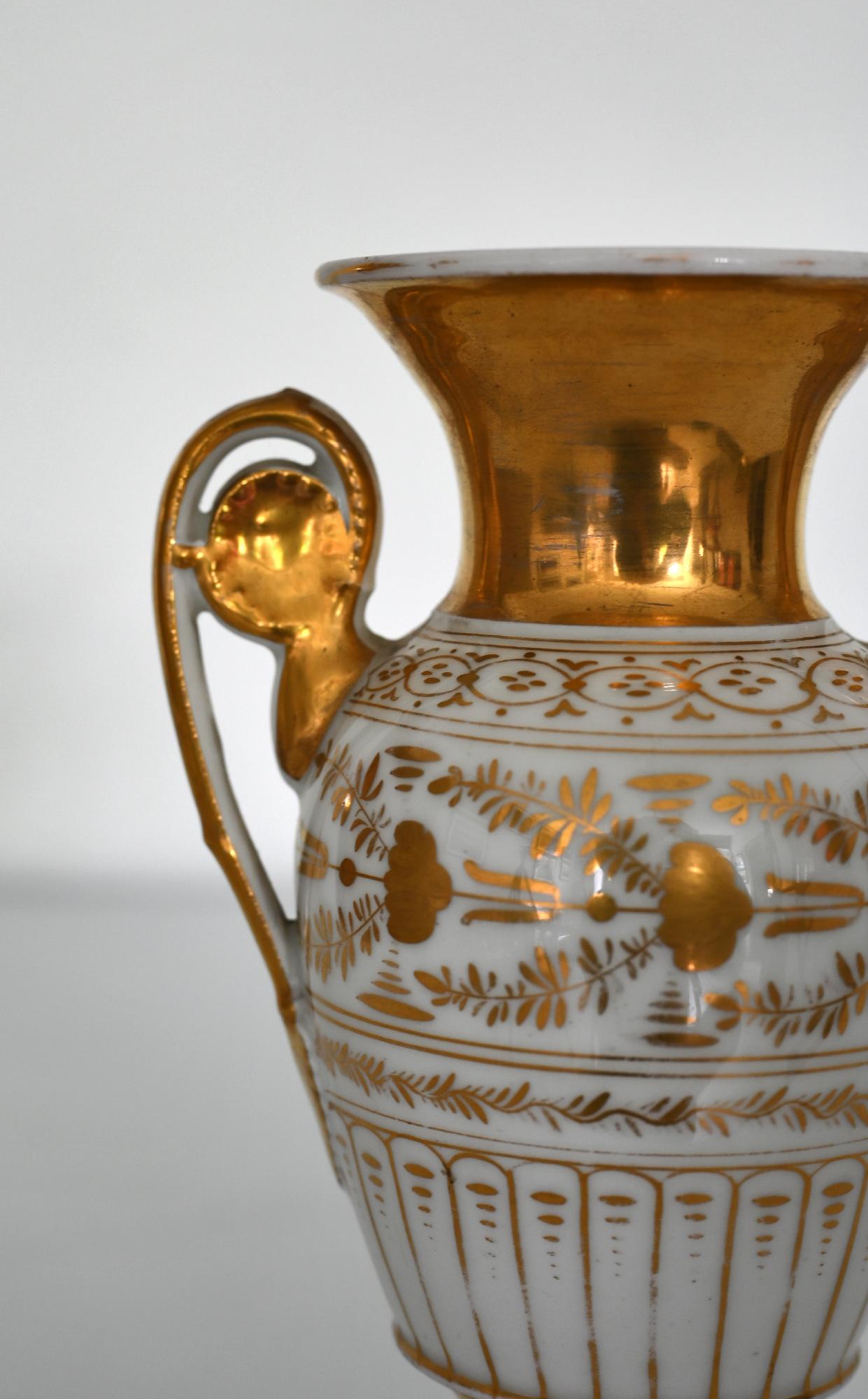 Small amphora vase made in Paris in the early 19th century.
It is an beautiful decorative porcelain object in the original condition, the gold is partially rubbed.