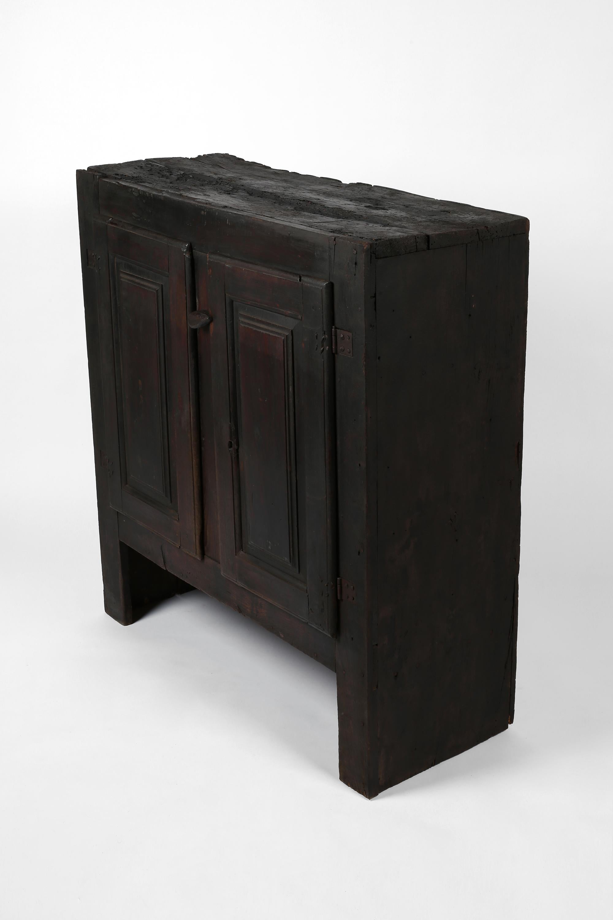 Armario Wabi Sabi de la Granja Portuguesa de principios del siglo XIX Portugués en venta