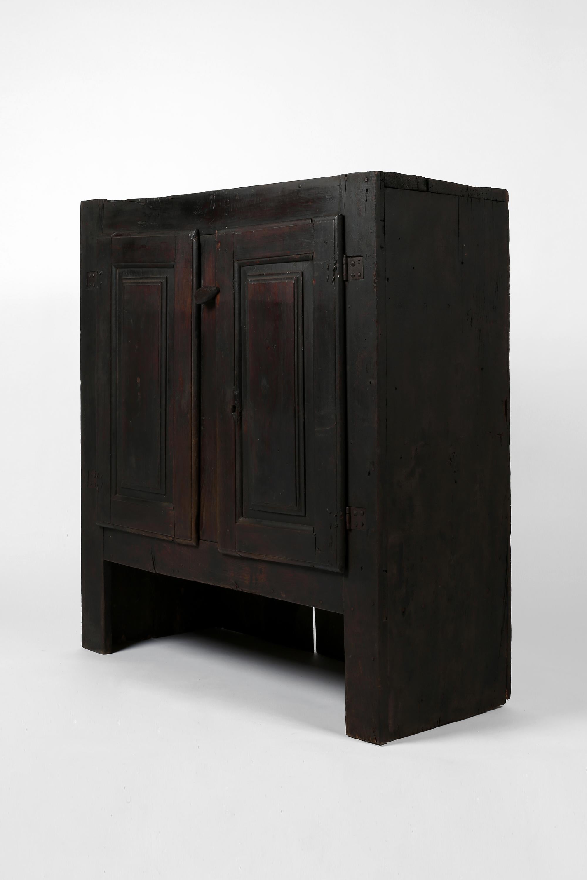 Armario Wabi Sabi de la Granja Portuguesa de principios del siglo XIX en Bastante bueno estado para la venta en London, GB