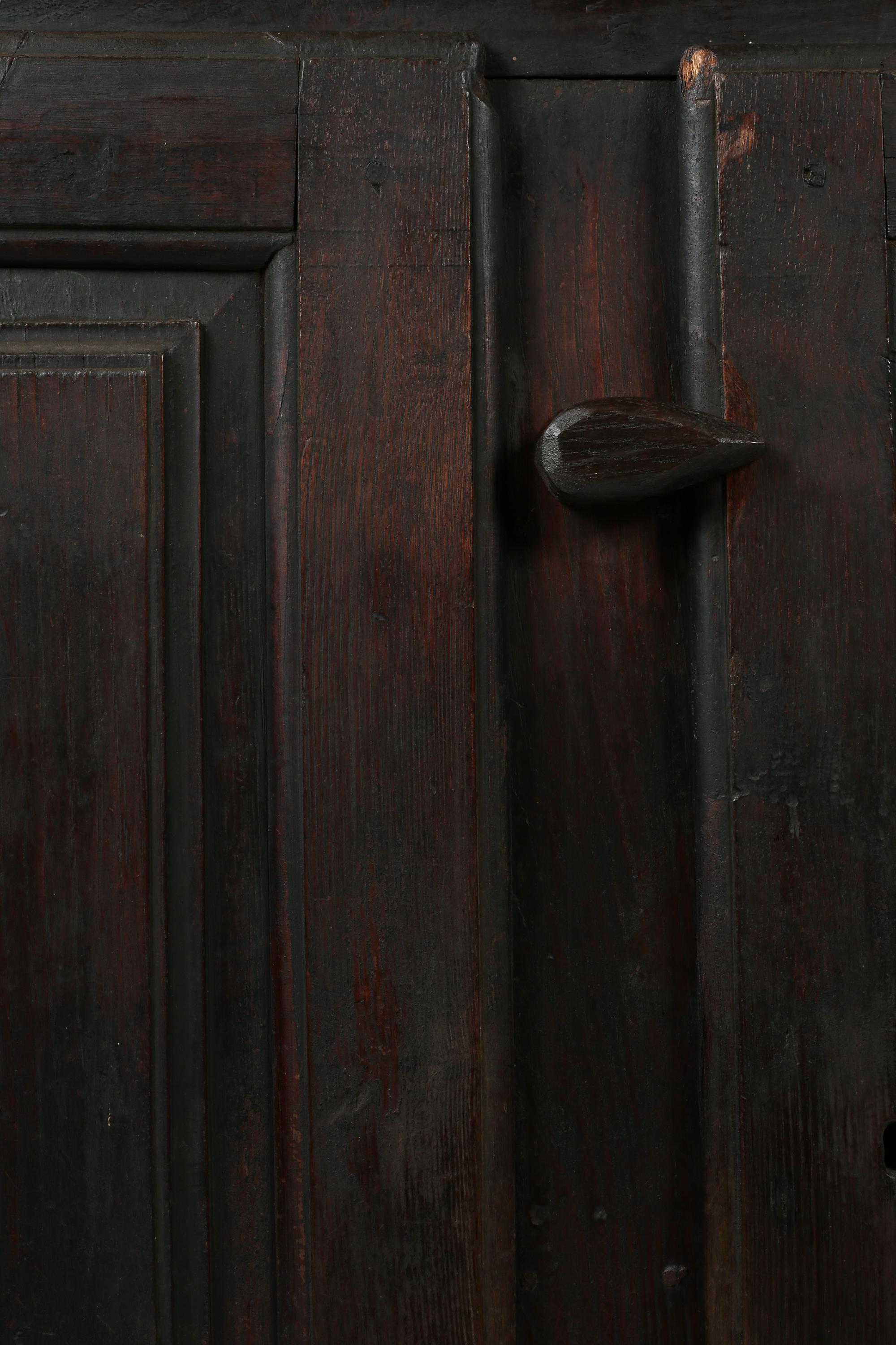 Armario Wabi Sabi de la Granja Portuguesa de principios del siglo XIX Castaño en venta