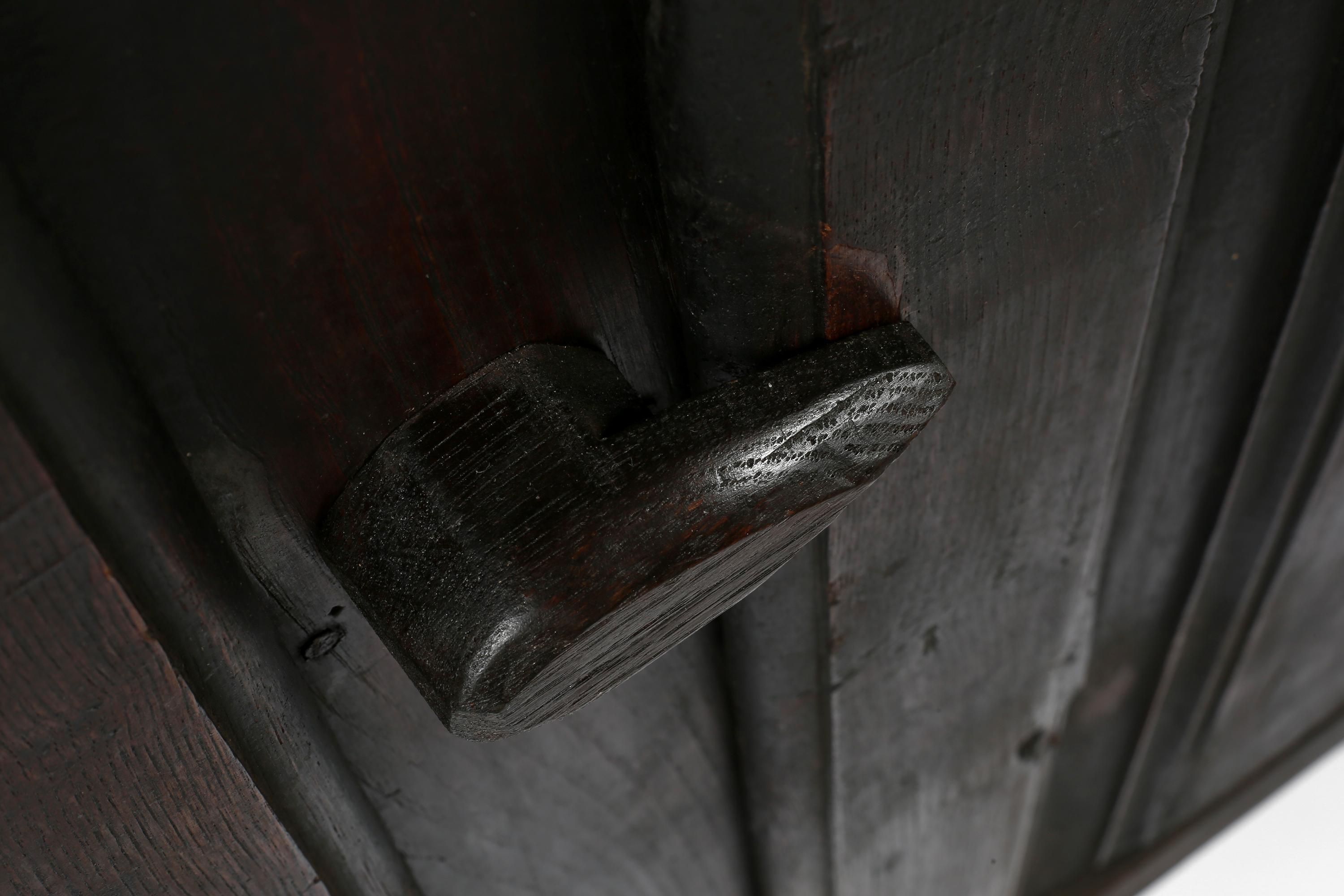 Armario Wabi Sabi de la Granja Portuguesa de principios del siglo XIX en venta 2