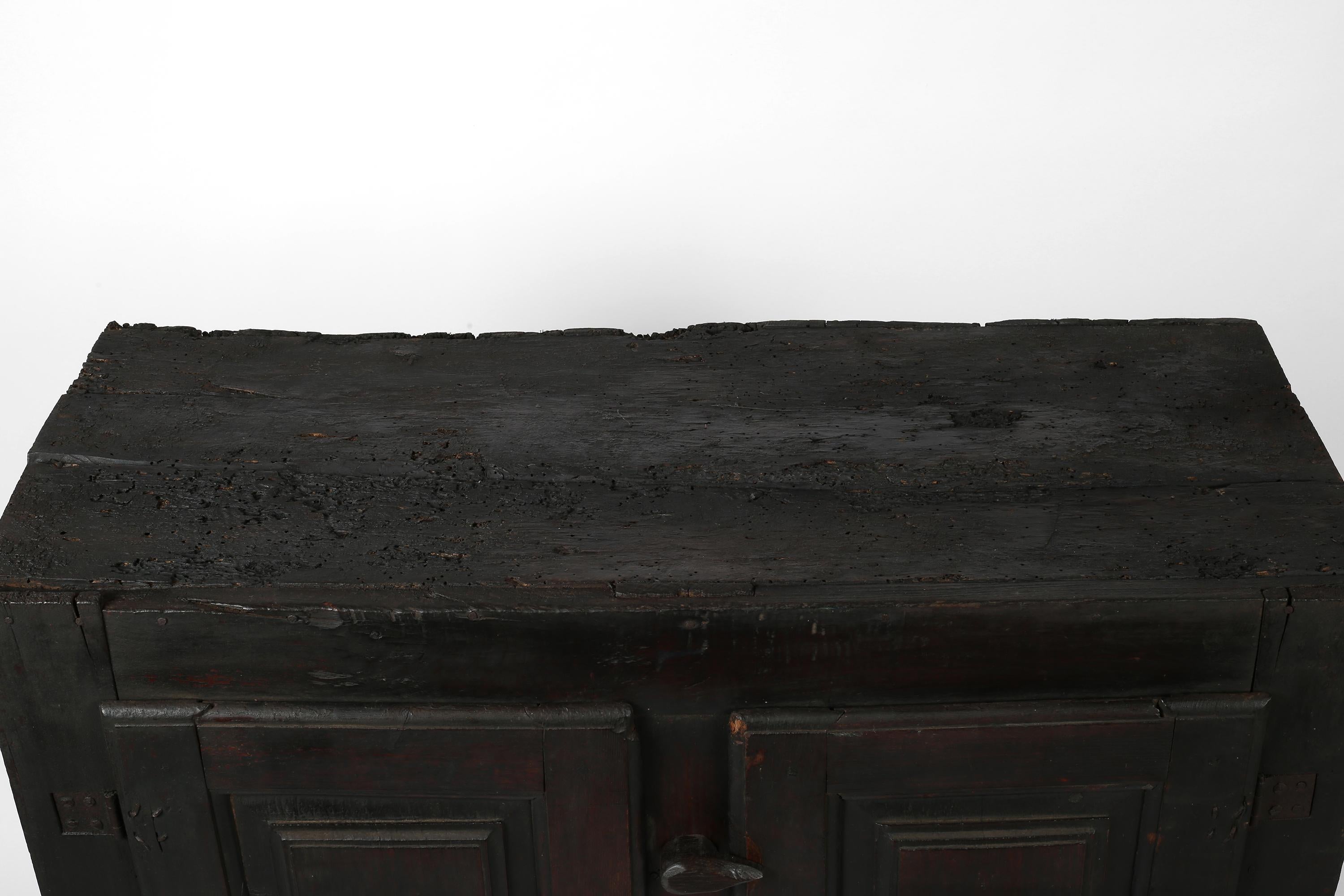 Armario Wabi Sabi de la Granja Portuguesa de principios del siglo XIX en venta 3