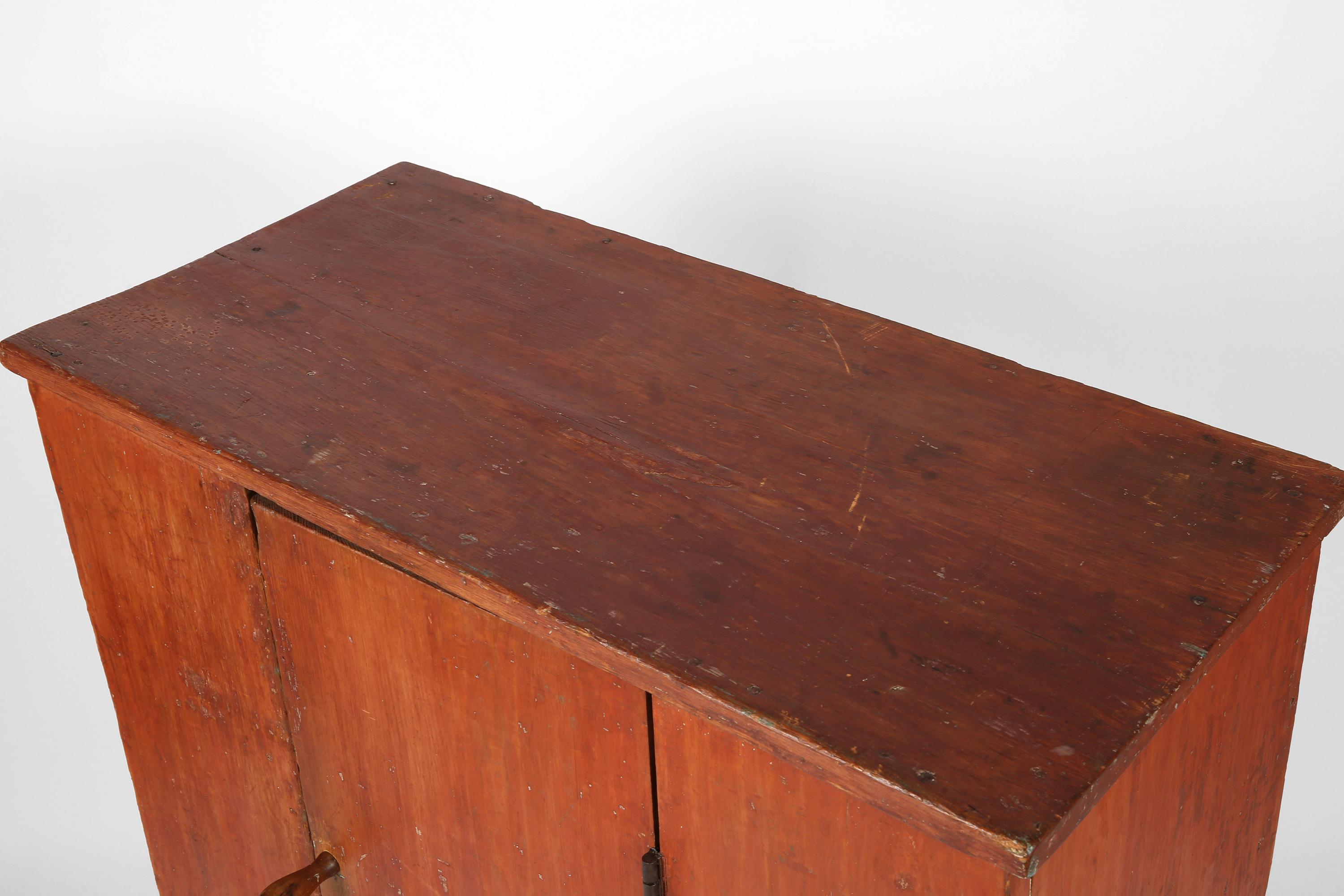 Early 19th Century Primitive American Red Wash Pine Shaker Cupboard In Fair Condition For Sale In London, GB