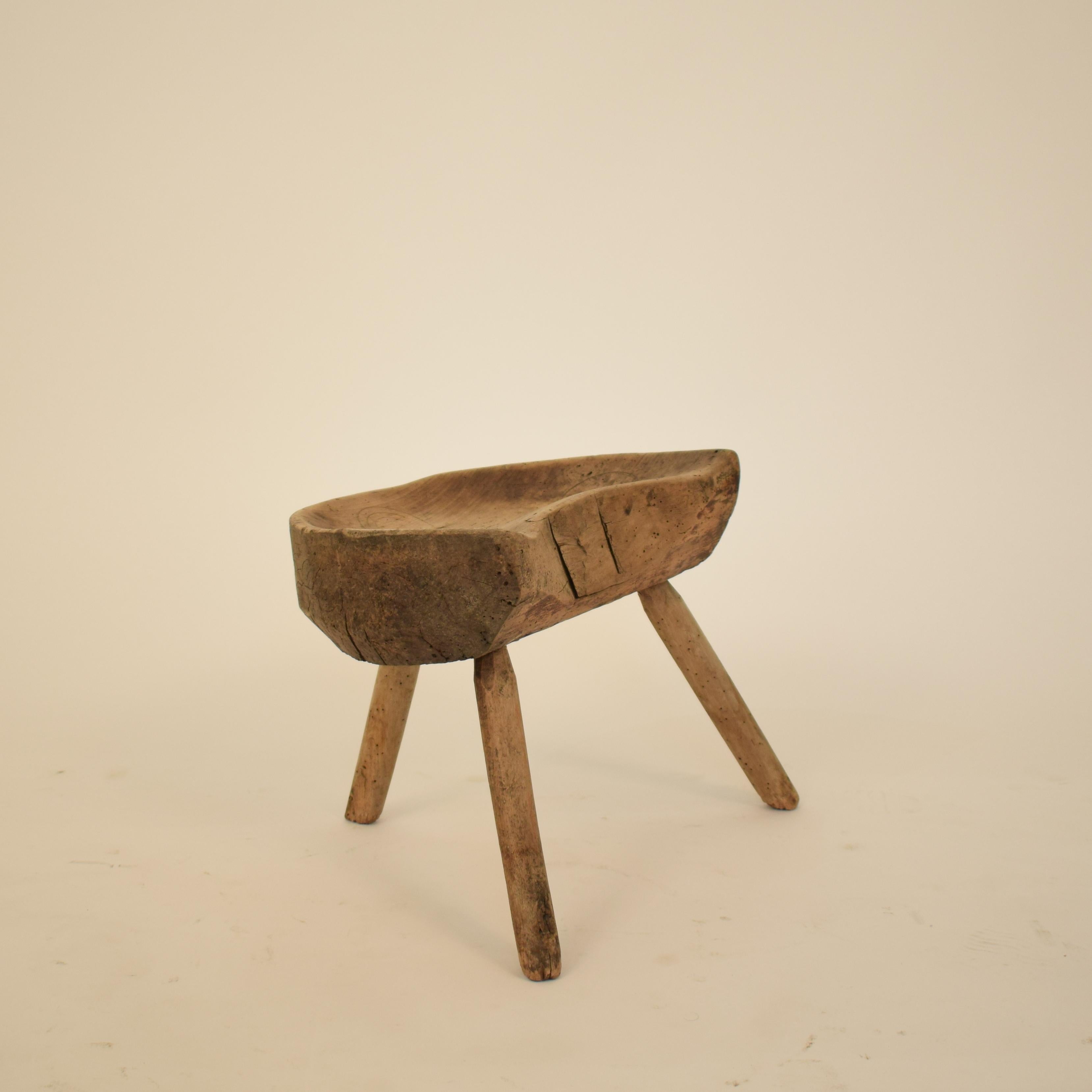 Early 19th Century Primitive Country Splayed Leg Cobbler Stool in Cherry Wood In Good Condition In Berlin, DE