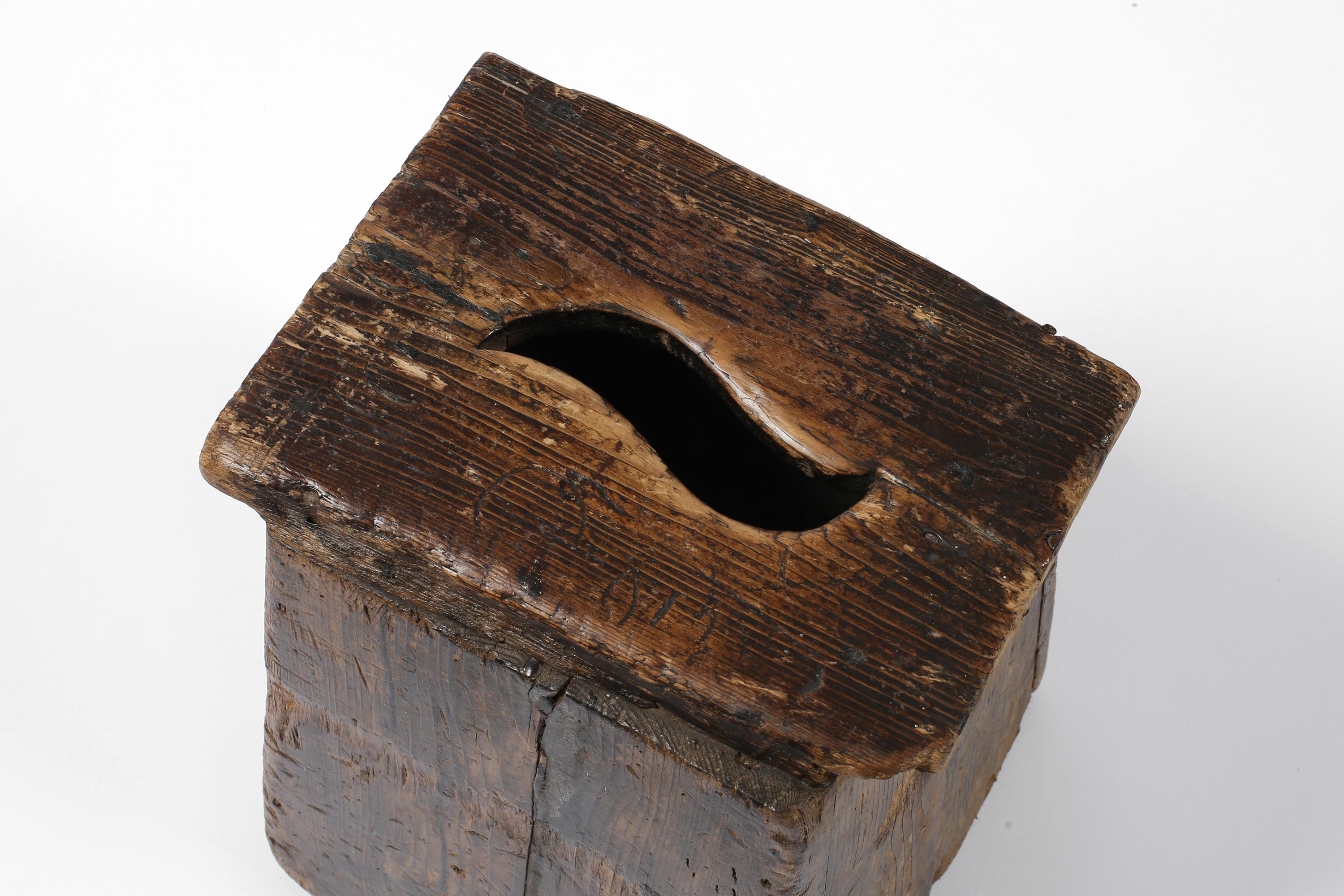 Taburete de caja escocesa Wabi Sabi rústico primitivo de principios del siglo XIX Escocés en venta