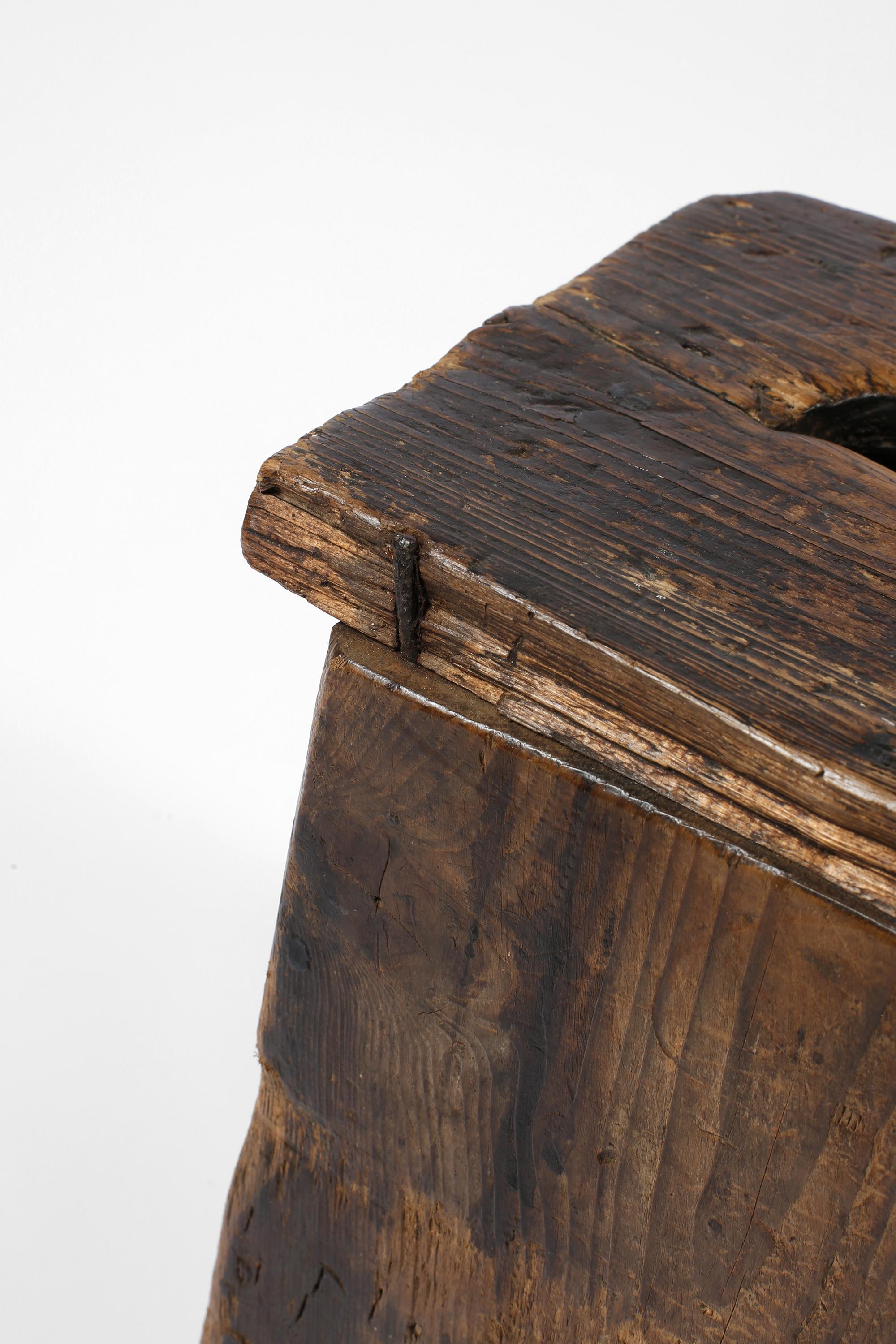 Taburete de caja escocesa Wabi Sabi rústico primitivo de principios del siglo XIX en venta 1