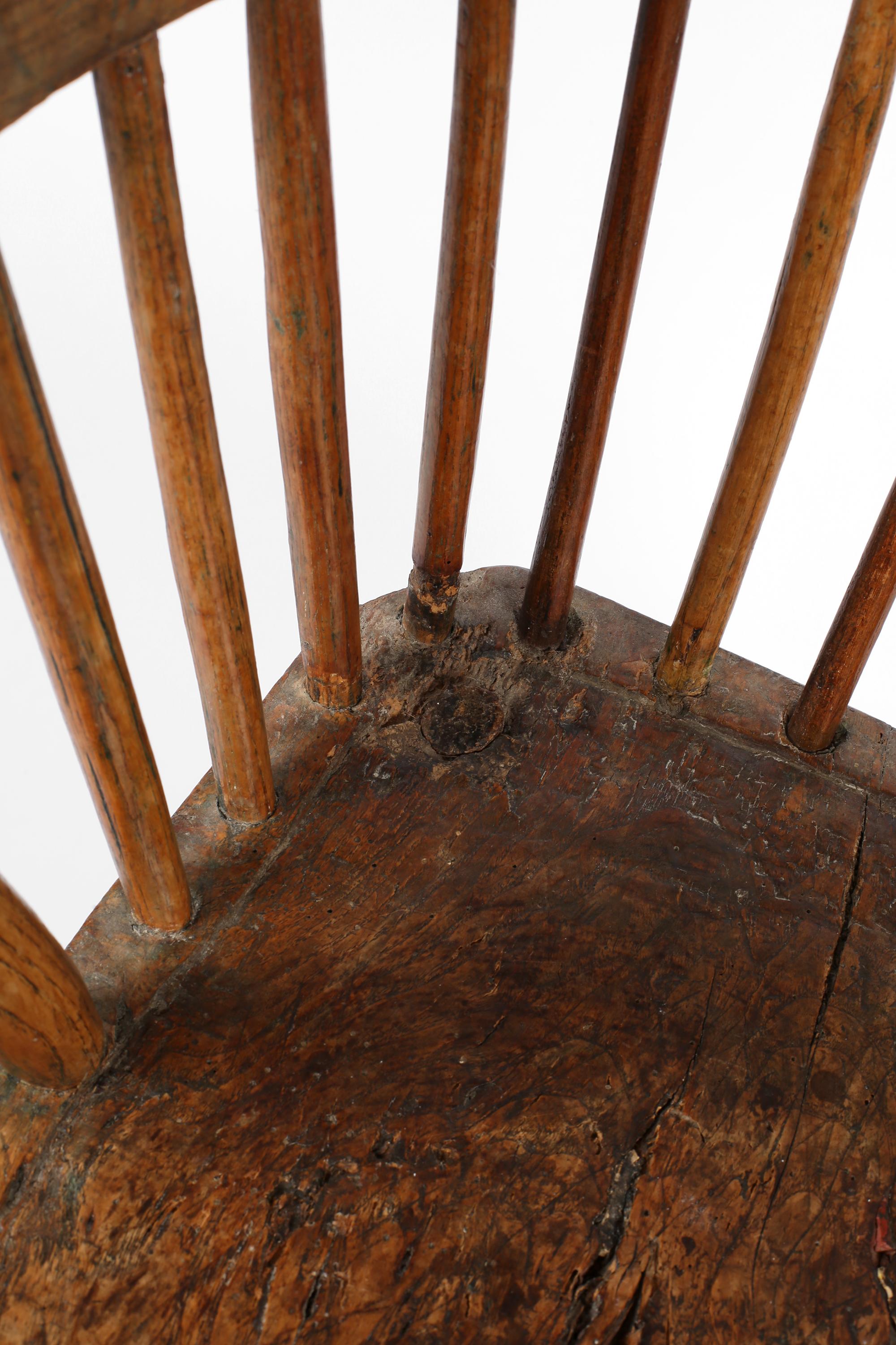 Silla Windsor con respaldo de varilla primitiva de principios del siglo XIX en venta 15