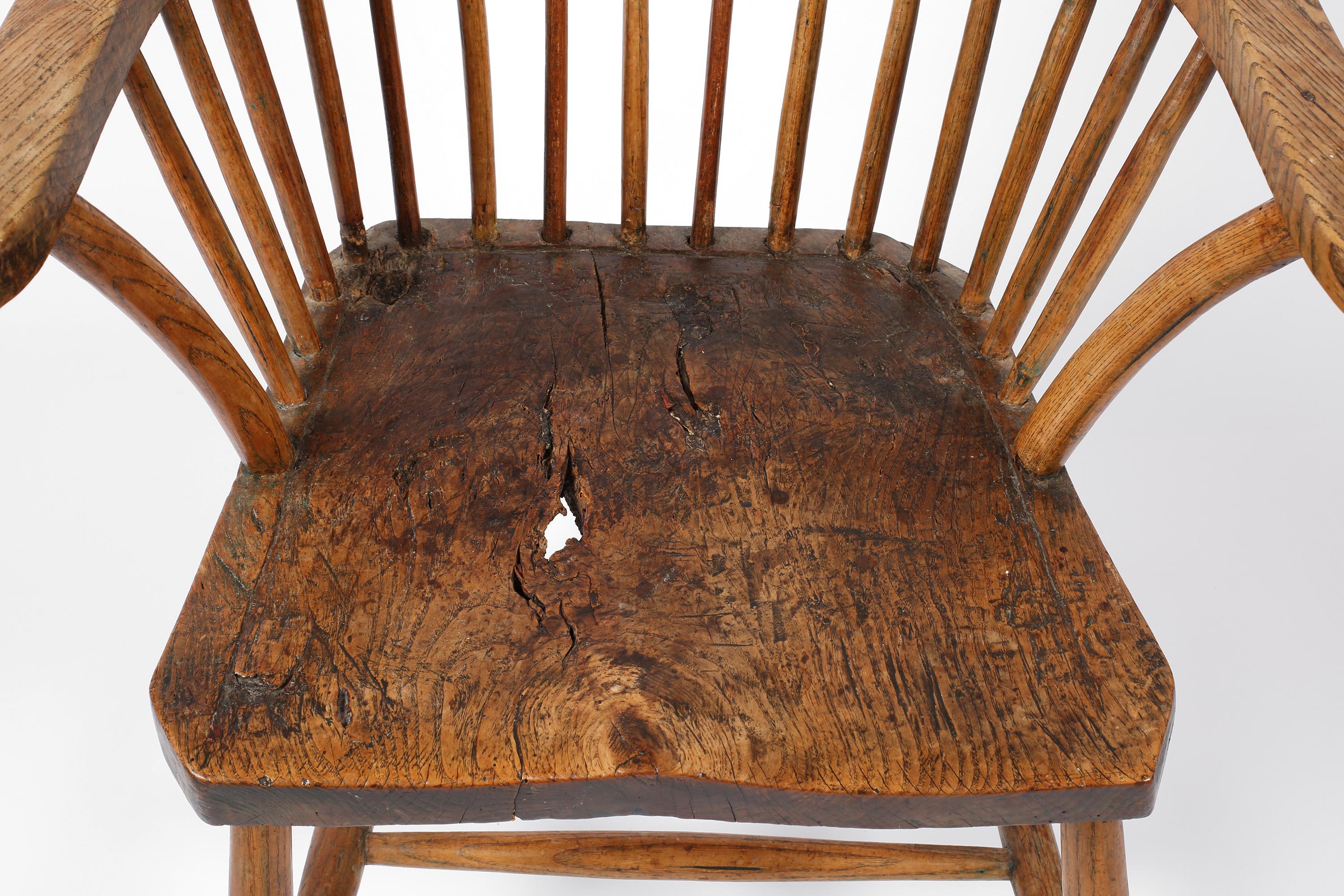 Silla Windsor con respaldo de varilla primitiva de principios del siglo XIX en venta 3