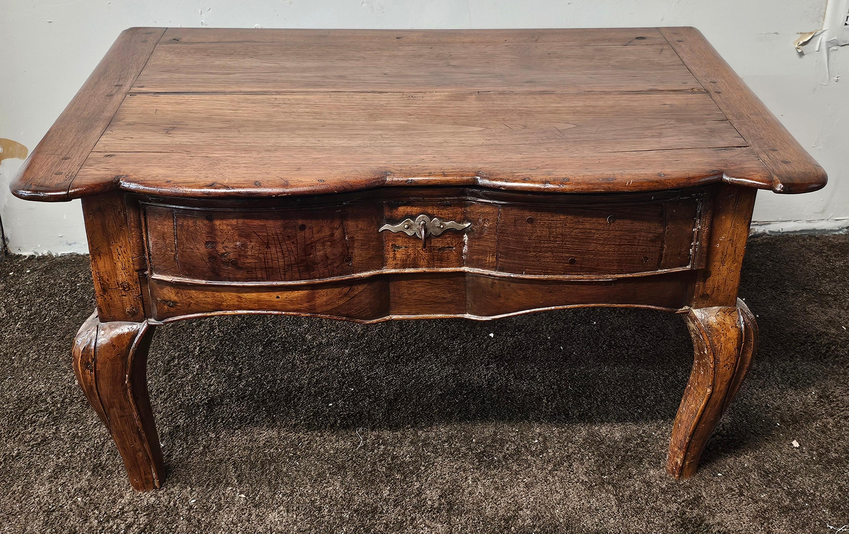 Erstes Viertel des 19. Jahrhunderts Provincial Nussbaum einzelne Schublade Low Side Table. Große Einzelschublade, die einwandfrei funktioniert.
Maße: 35,75