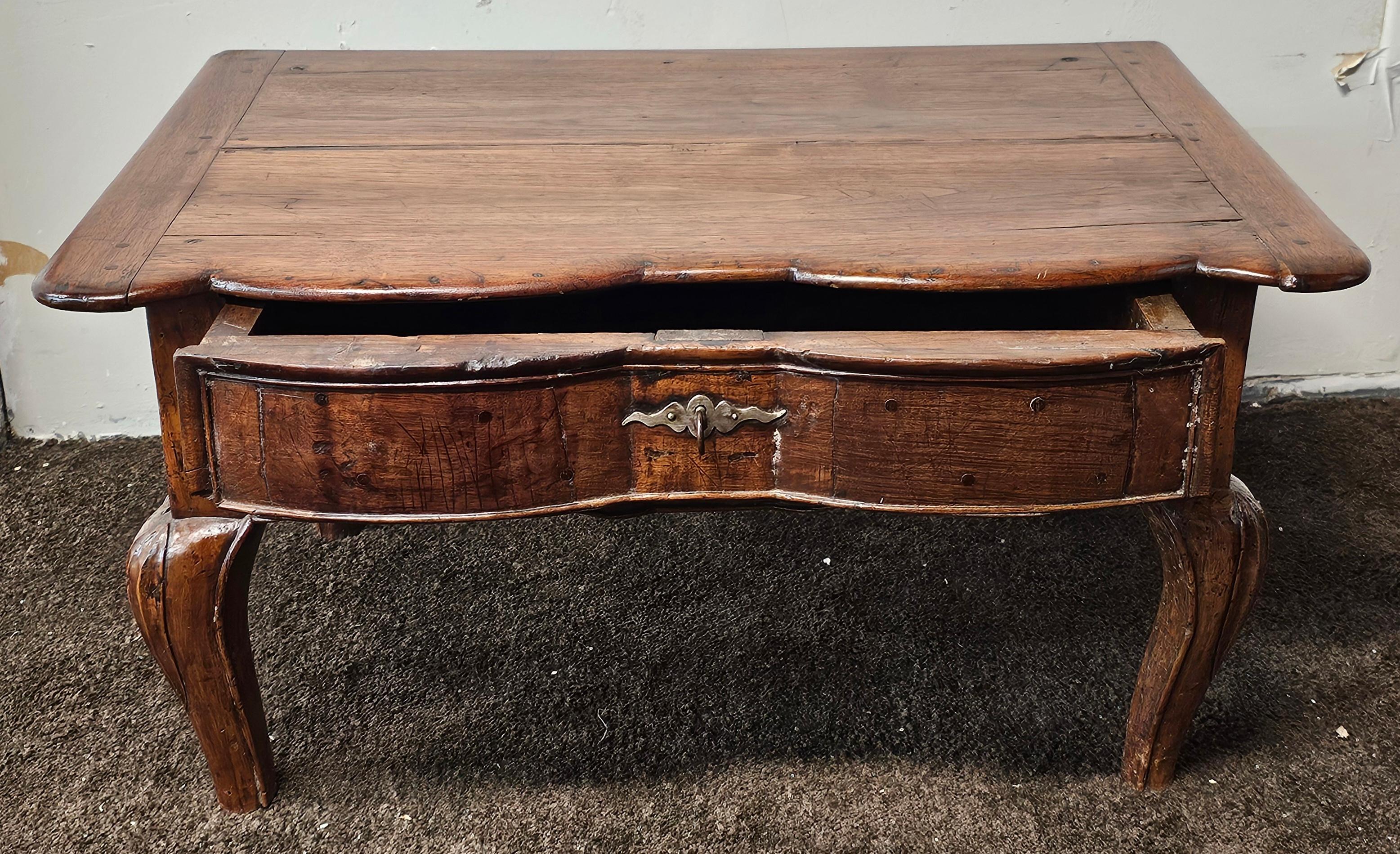 Niedriger Beistelltisch aus Nussbaumholz im Provinzstil des frühen 19. Jahrhunderts, um 1820 (Französische Provence) im Angebot