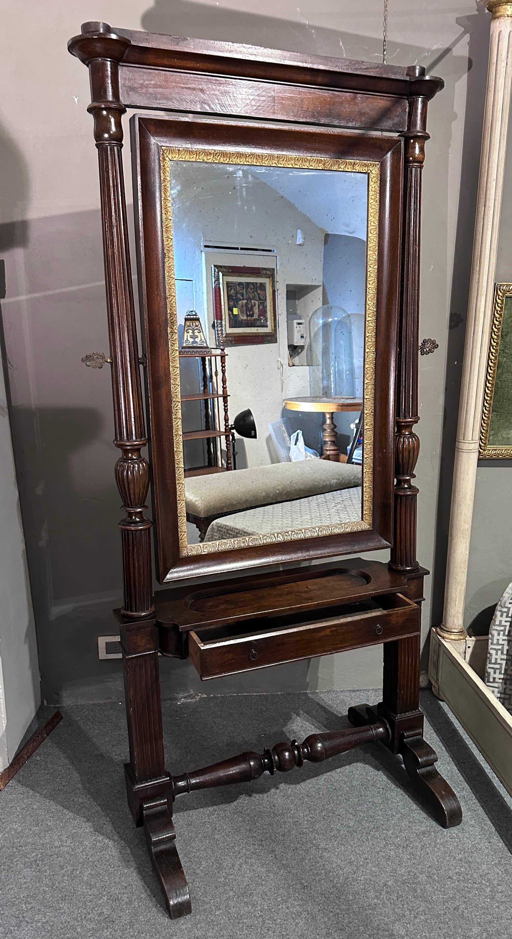 EARLY 19th CENTURY PSYCHE FLOOR MIRROR IN WALNUT In Good Condition For Sale In Firenze, FI