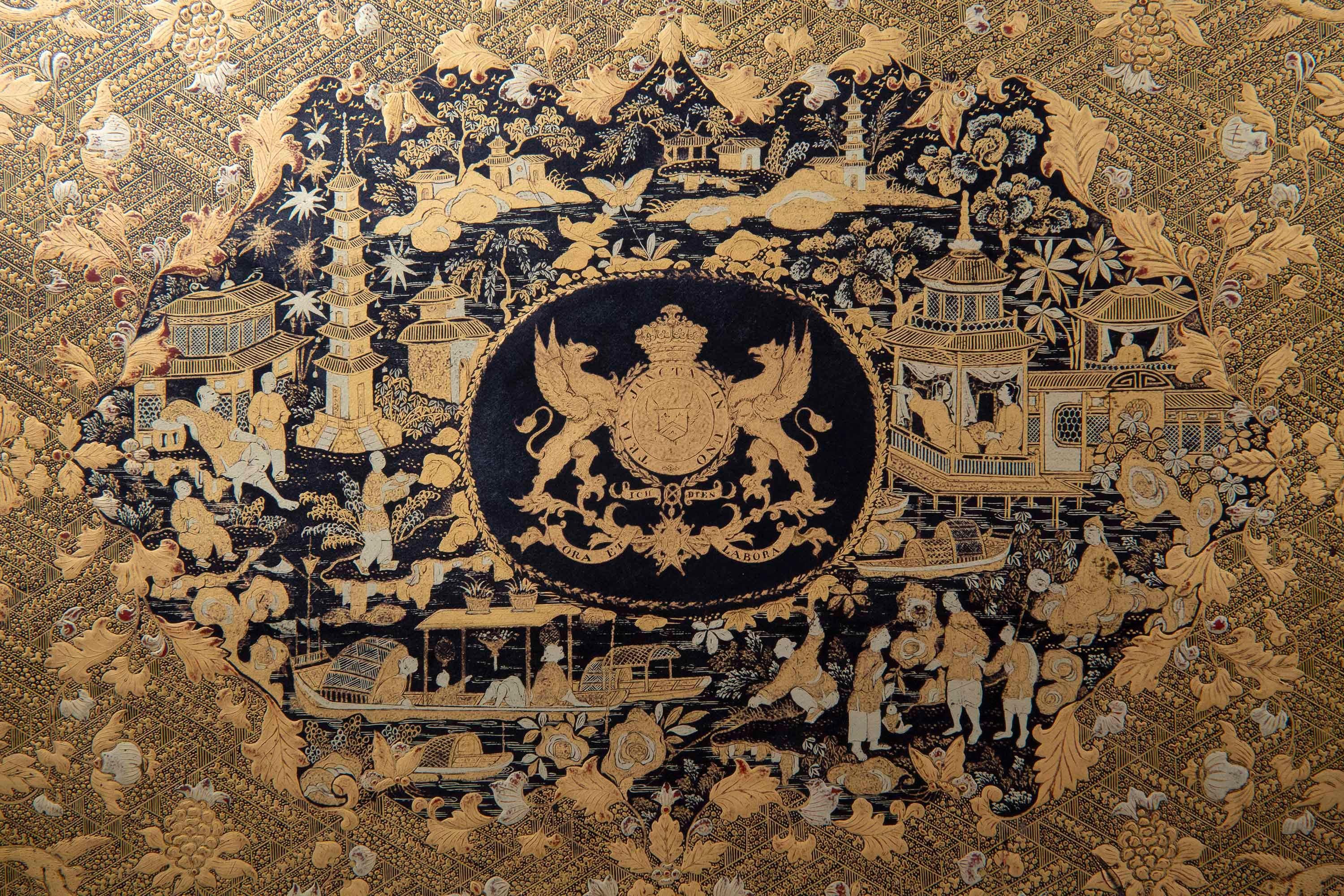 Legno Raro pannello con cornice in lacca armoriale e dorata della dinastia Qing del XIX secolo in vendita
