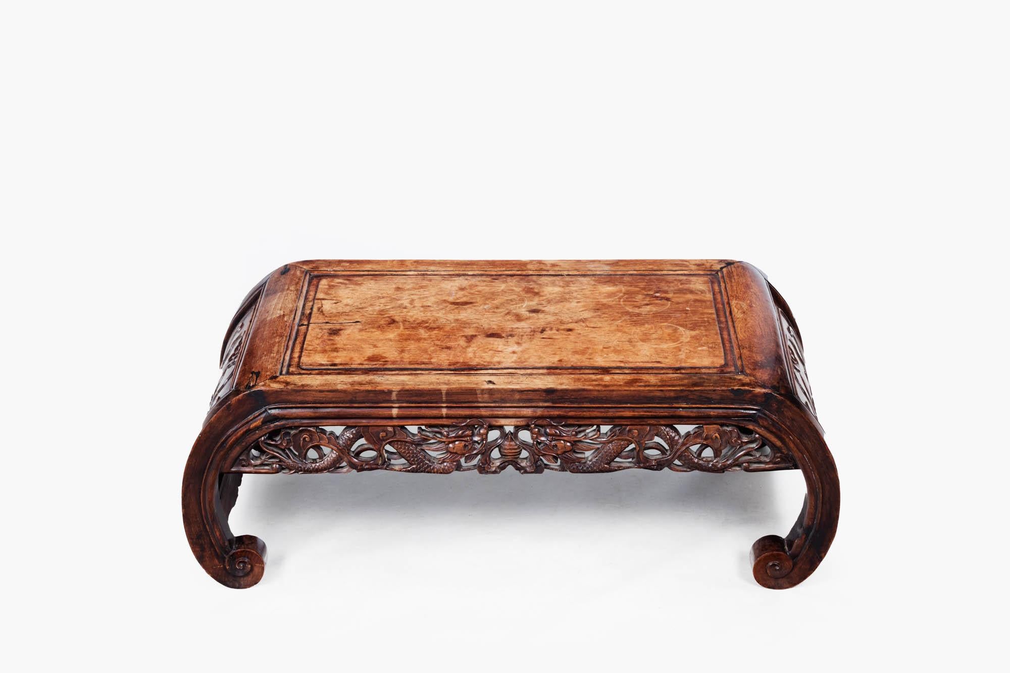 Niedriger Kang-Tisch aus chinesischem Hartholz aus der Qing-Dynastie, frühes 19. Jahrhundert (Handgeschnitzt) im Angebot