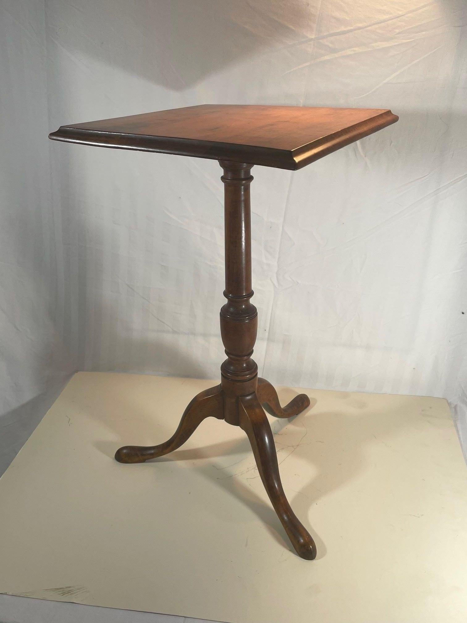 Candelabro de arce tigre de Nueva Inglaterra de principios del siglo XIX Queen Anne en venta 4