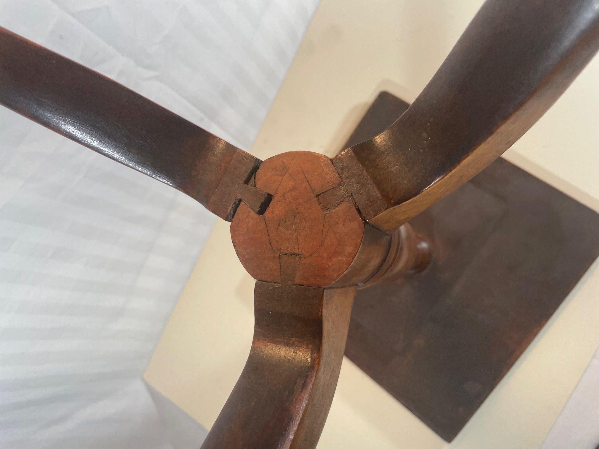 Candelabro de arce tigre de Nueva Inglaterra de principios del siglo XIX Queen Anne en venta 6