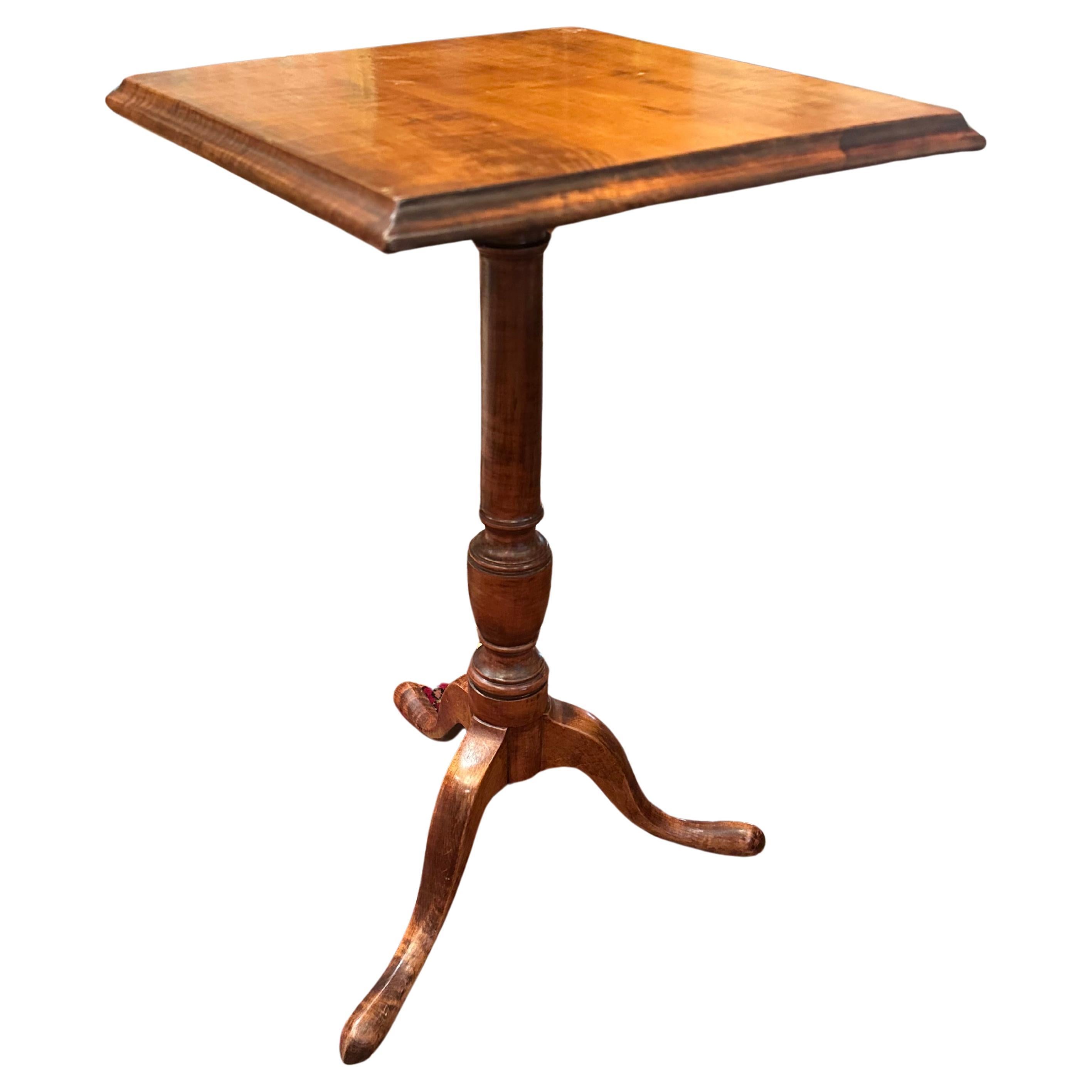 Candelabro de arce tigre de Nueva Inglaterra de principios del siglo XIX Queen Anne en venta