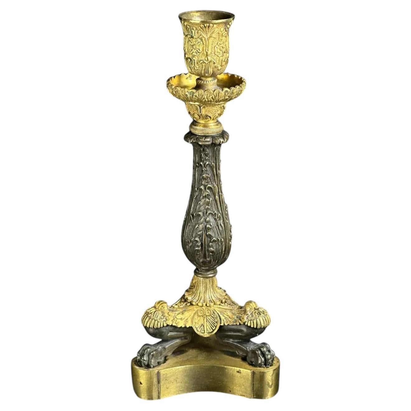 Raro candeliere francese impero in bronzo patinato e dorato dell'inizio del XIX secolo