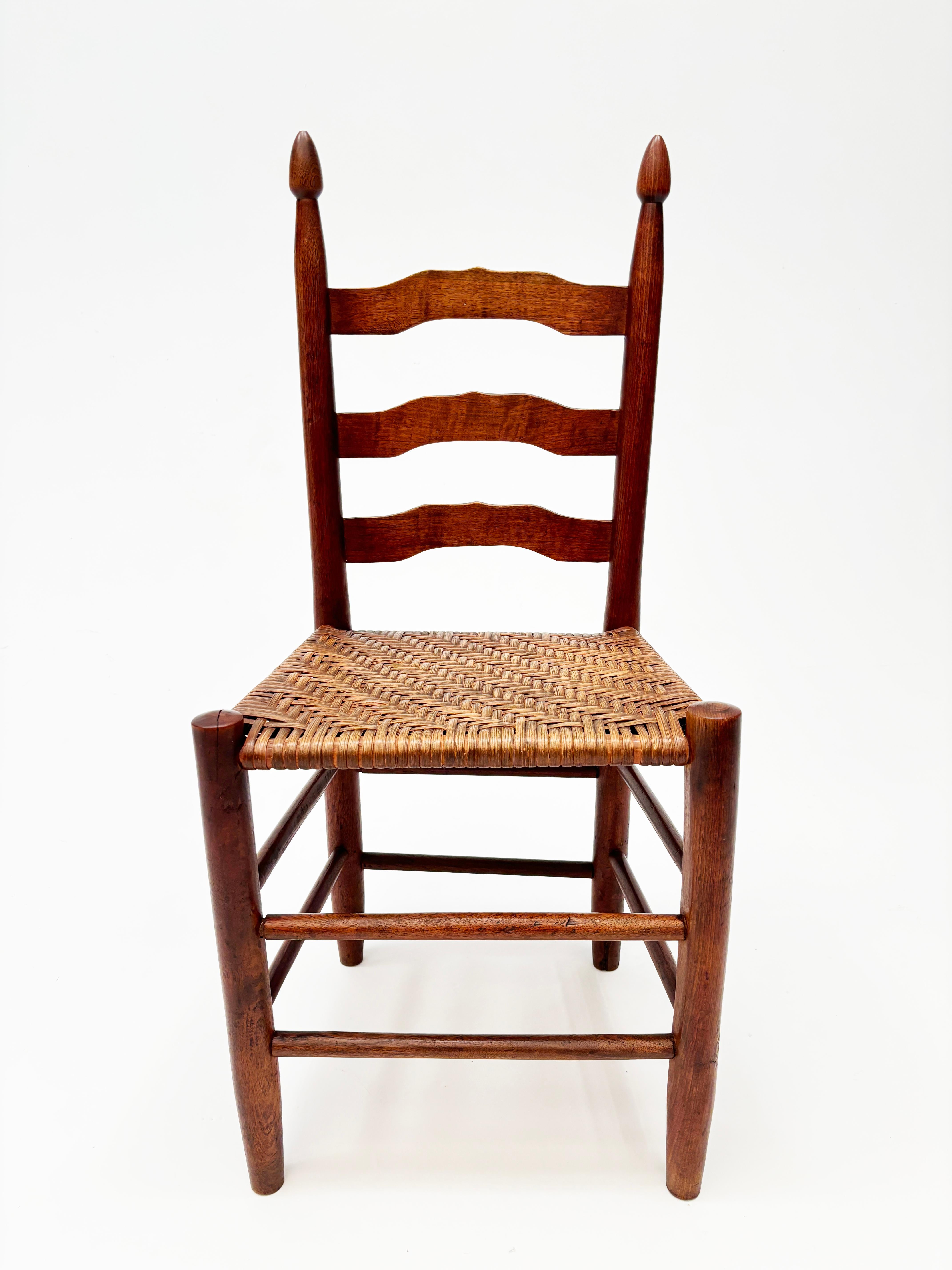 Country Début 19ème siècle Rare Chaises à dossier en échelle avec sièges à chevrons Ensemble de 6 en vente