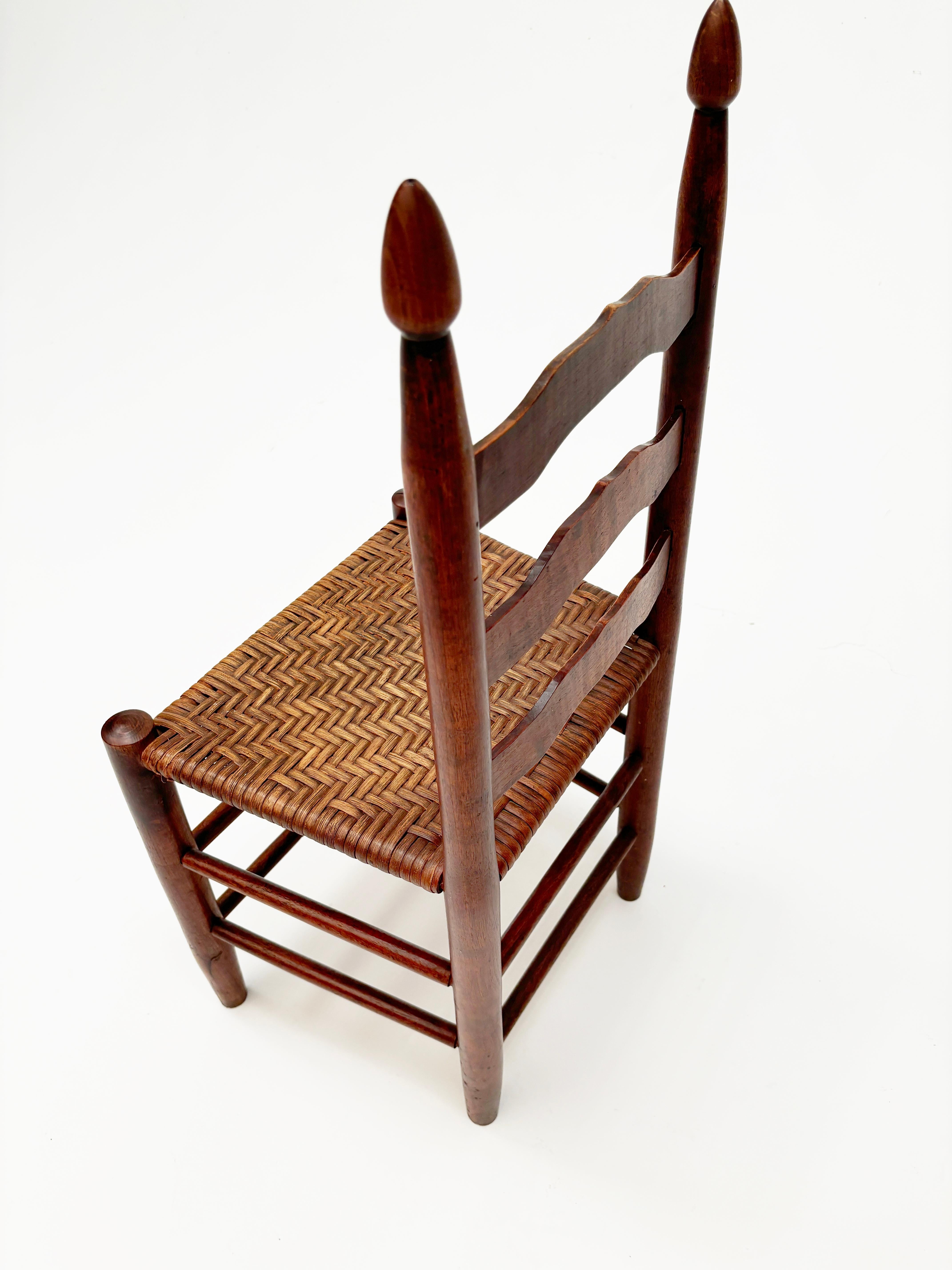 Sculpté à la main Début 19ème siècle Rare Chaises à dossier en échelle avec sièges à chevrons Ensemble de 6 en vente