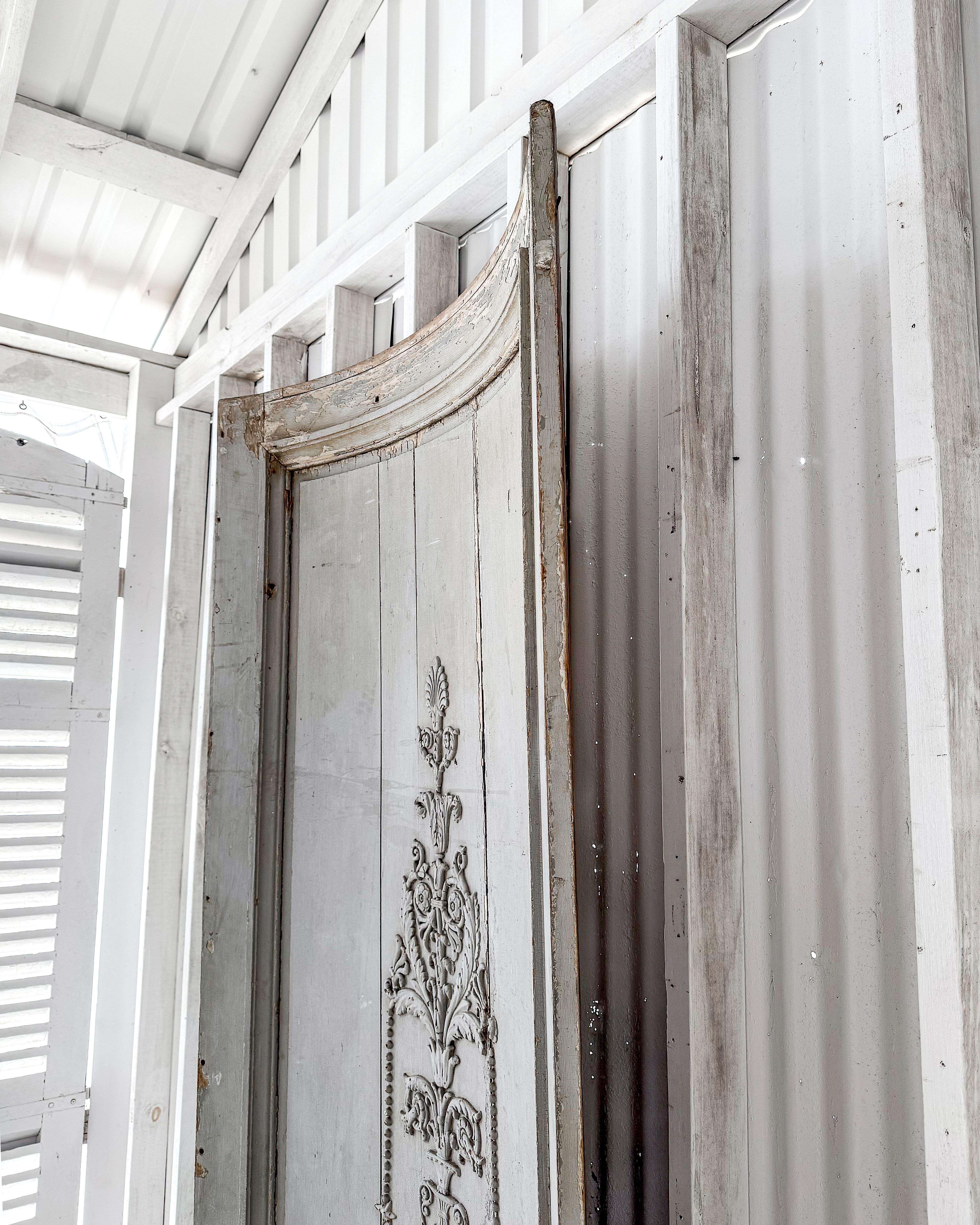 Early 19th Century Reclaimed French Blue Curved Corner Boiserie Panel en vente 5