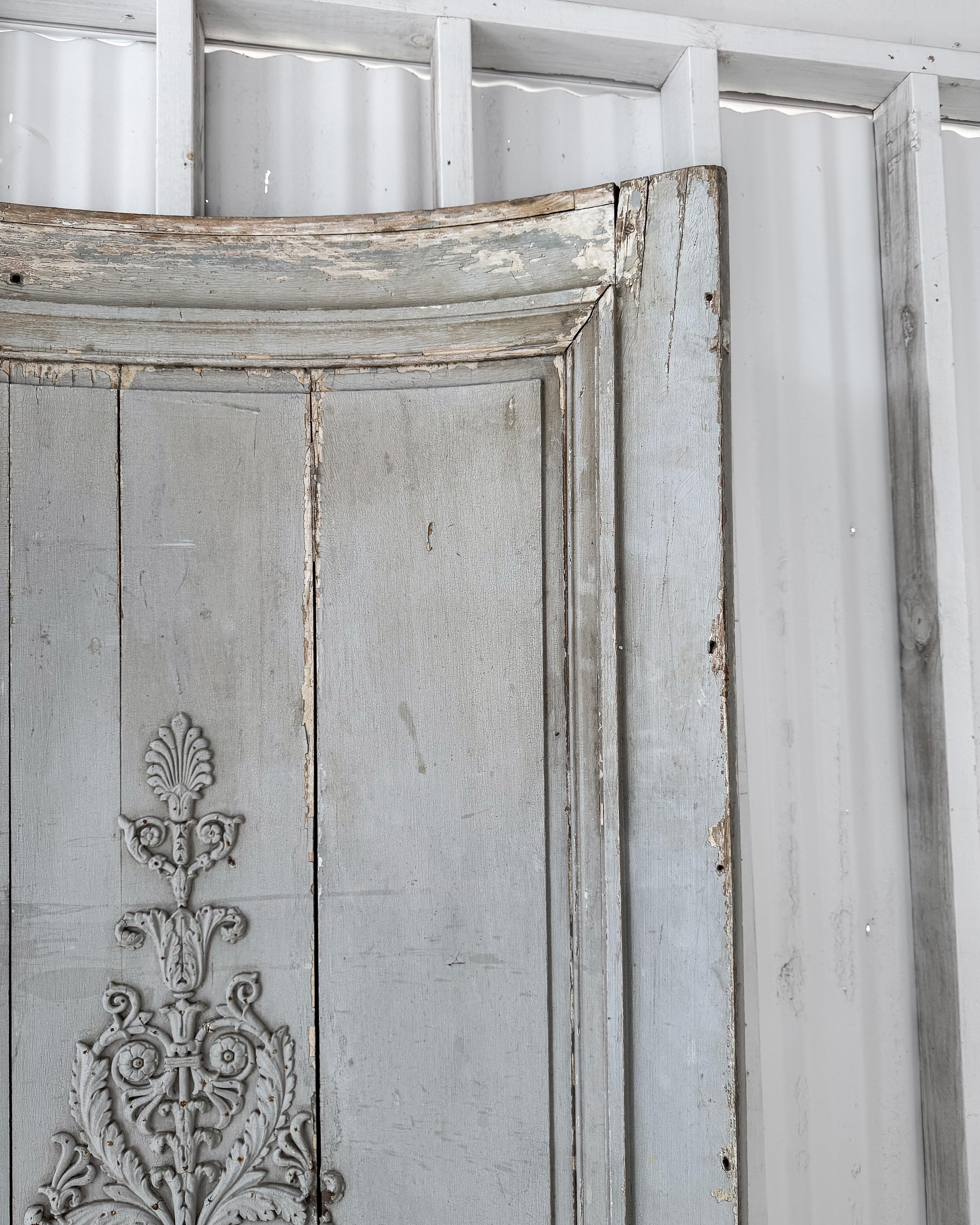 Early 19th Century Reclaimed French Blue Curved Corner Boiserie Panel en vente 6