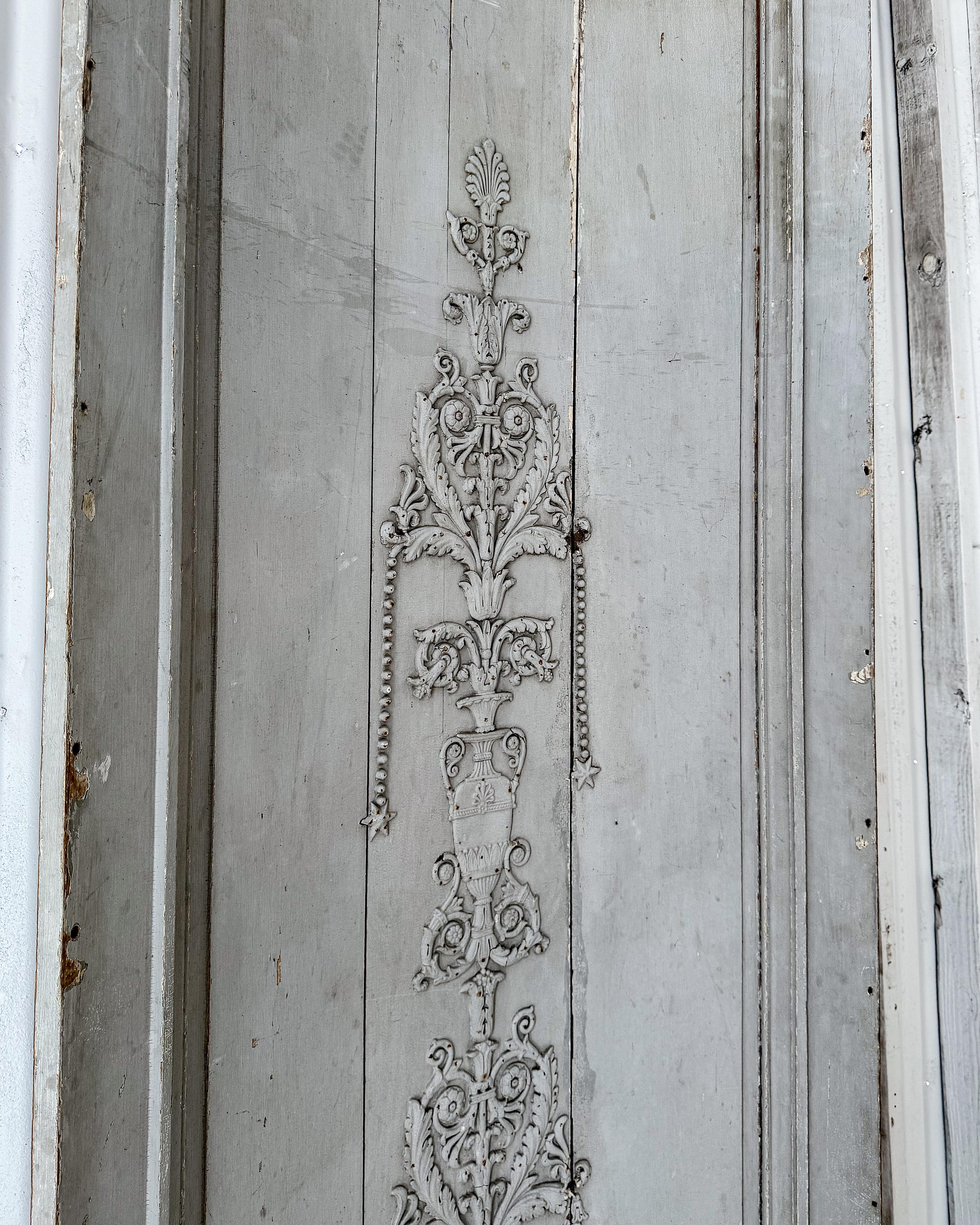 Early 19th Century Reclaimed French Blue Curved Corner Boiserie Panel en vente 7