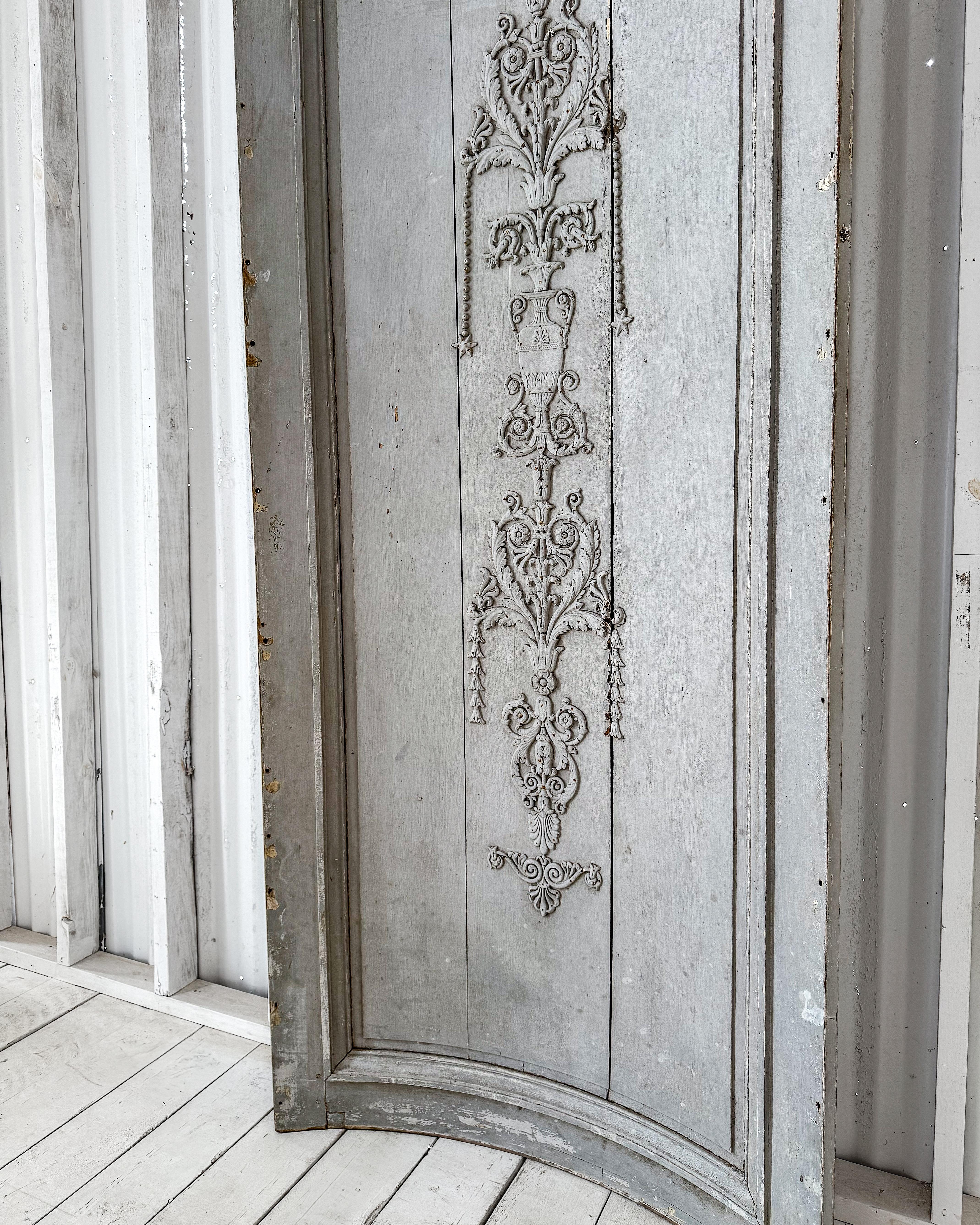 Early 19th Century Reclaimed French Blue Curved Corner Boiserie Panel en vente 10