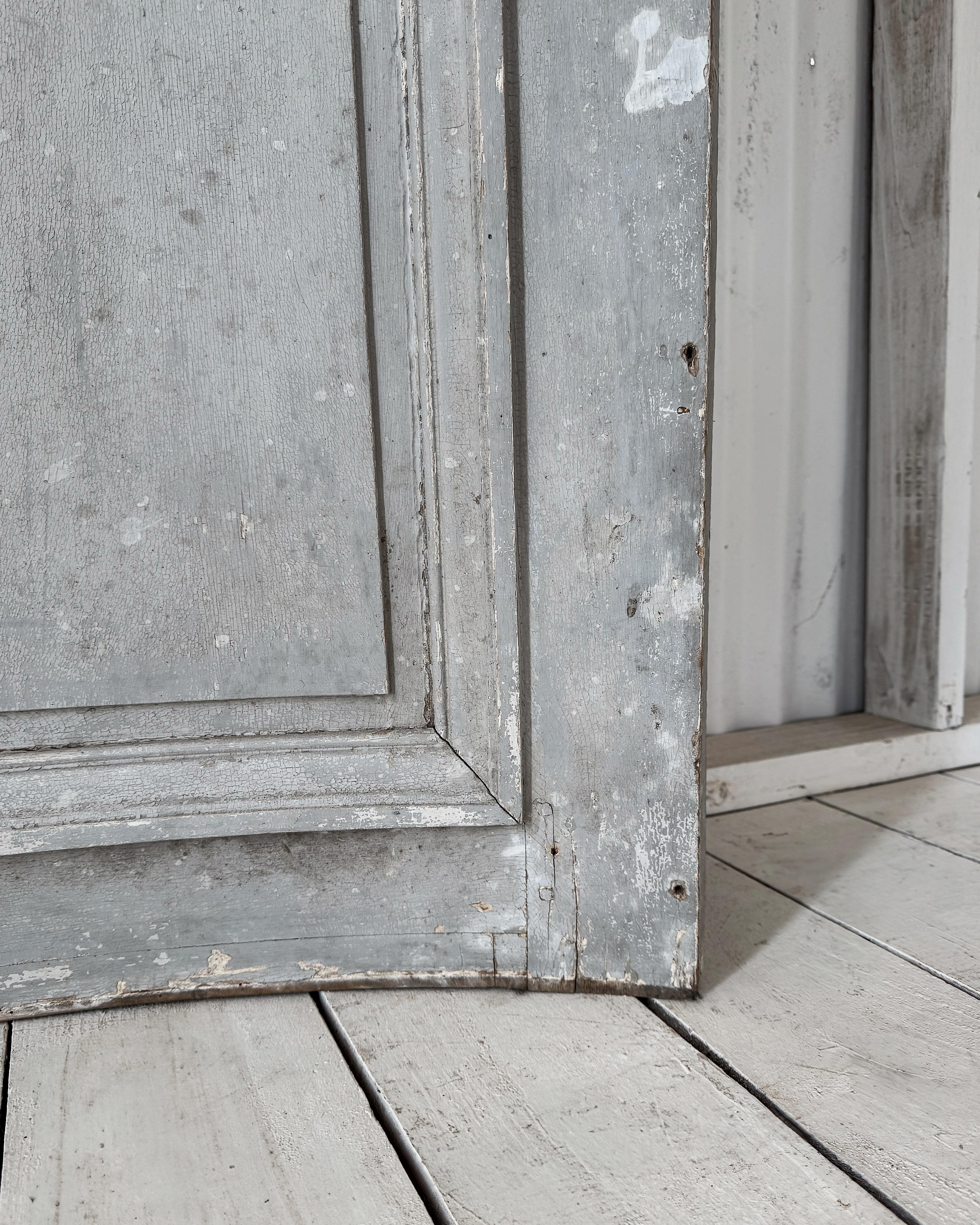 Early 19th Century Reclaimed French Blue Curved Corner Boiserie Panel en vente 12