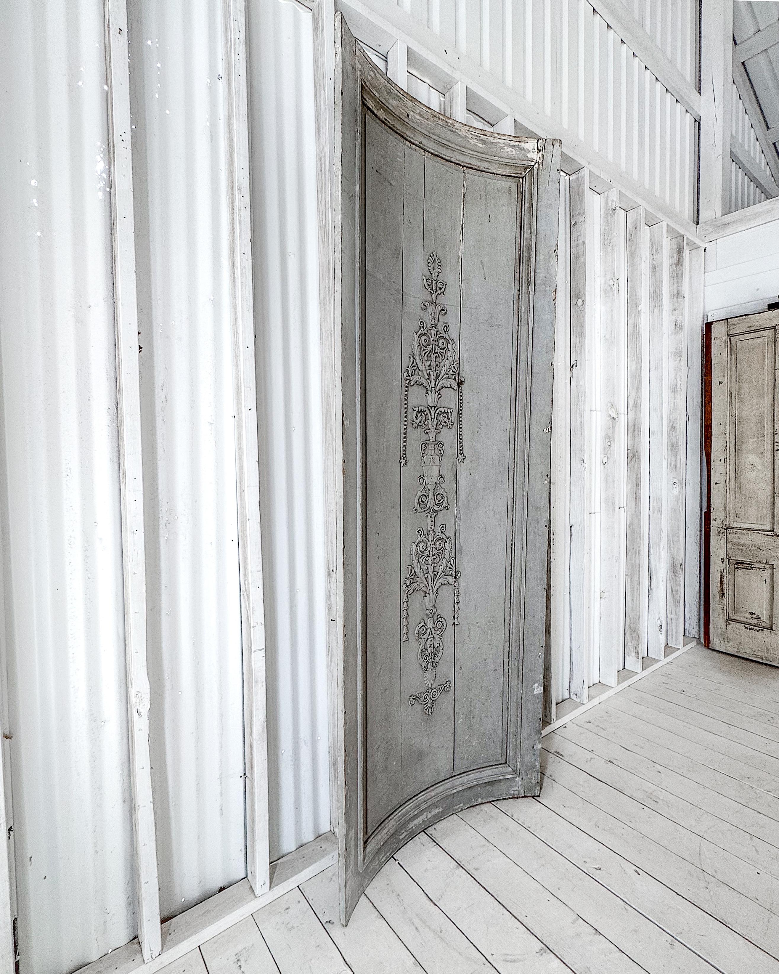 Français Early 19th Century Reclaimed French Blue Curved Corner Boiserie Panel en vente